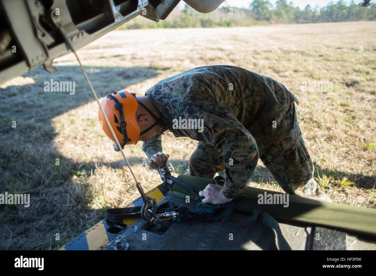 Un U.S. Marine affecté au 1er Bataillon, 8e Régiment de Marines prépare une corde avant d'entreprendre la formation de suspension corde d'hélicoptères (RHST) près de Marine Corps Air Station New River, N.C., le 15 décembre 2015. 1er Bataillon, 8e Régiment de Marines, et 2e Bataillon de Reconnaissance mené avec formation de RHST Escadron hélicoptères lourds Marine 461. (U.S. Marine Corps photo par le Cpl. Jodson B. Graves/libérés) cheval de fer mène des RHST avec 1-8 et 2e Recon 151215-M-W506-241 Banque D'Images