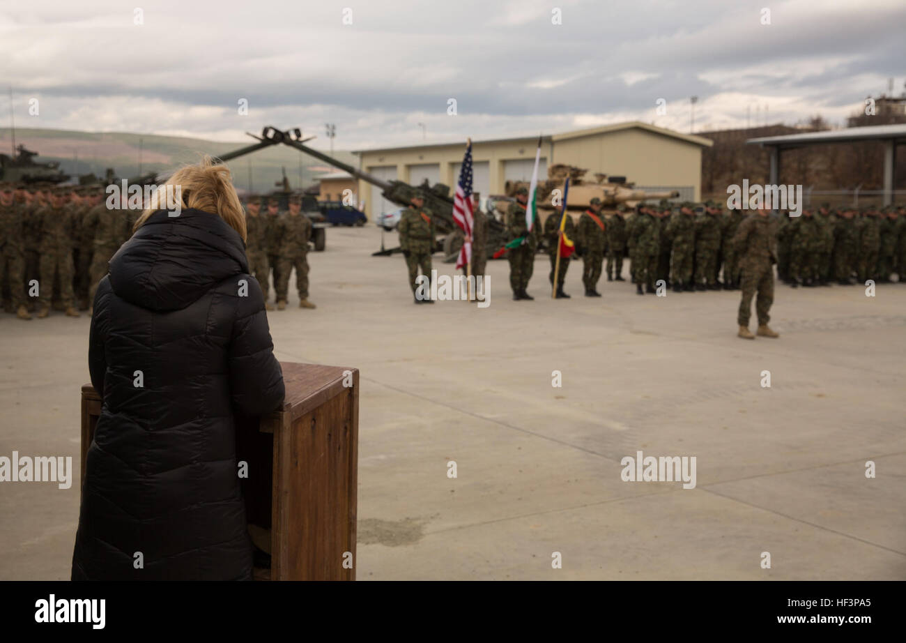 Les Marines américains avec la compagnie interarmes, la Force de rotation de la mer Noire, les forces bulgares et roumains fermer Lion Platinum 16-2 par une cérémonie de clôture à Novo Selo, Bulgarie, le 15 janvier 2016. Platine d'exercice Lion fournit la formation combinée avec l'OTAN et de pays partenaires, ce qui démontre notre engagement à promouvoir une Europe pacifique et stable de la coopération en matière de sécurité à travers le théâtre. (U.S. Marine Corps Photo par le Cpl. Justin T. Updegraff/relâché), Bulgare chars américains côte à côte pour conclure Lion Platinum 16-2 160115-M-TV331-081 Banque D'Images