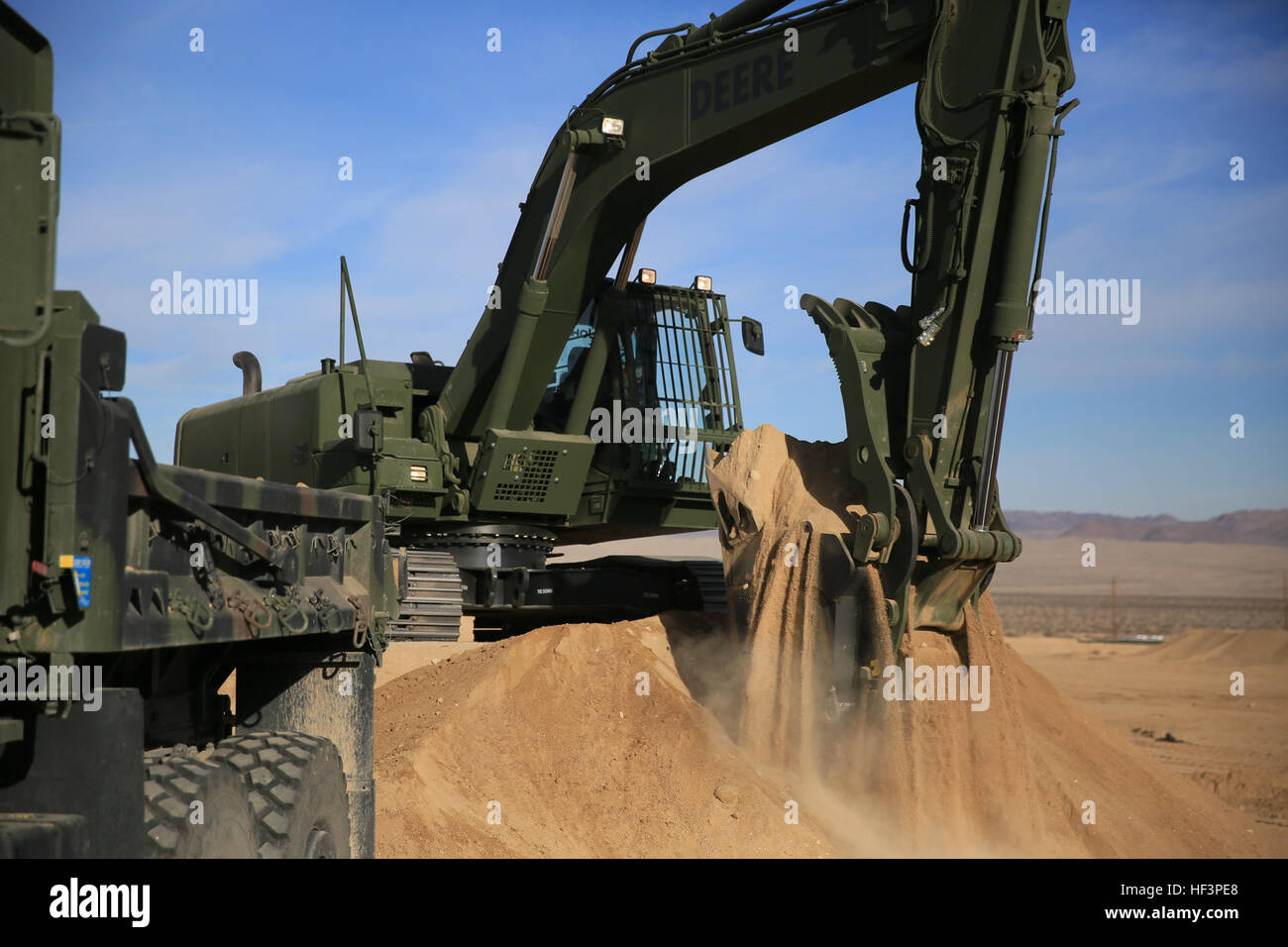 Le s.. John Vasquez, chef des opérations d'équipement lourd, l'Escadron de soutien de l'aile Marine, 374 boules avec du sable un John Deere 250 GR Excavateur hydraulique près du corps expéditionnaire stratégique Terrain d'atterrissage, le 22 janvier, 2016. Marines avec MWSS-374 et MWSS-371 est allé(e) à la responsable de deux semaines de cours et de l'opérateur, janv. 11-22. Marine Corps officiel (Photo par le Cpl. Julio McGraw/libérés) 'Rhinocéros' nouveaux excavateurs hydrauliques 160123-M-FZ867-493 Banque D'Images