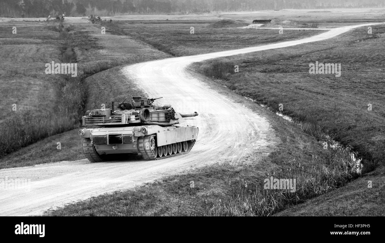 Les Marines américains de la société B, 2e Bataillon, une manœuvre M1A1 Abrams char de combat principal au cours d'un exercice de tir réel à gamme SR-10, Camp Lejeune, en Caroline du Nord, le 28 janvier 2016. 2e bataillon de chars a effectué le tir de qualités au cours d'un exercice sur le terrain d'un mois. (U.S. Marine Corps photo par le Sgt. Christopher Q. Pierre, Caméra de combat/MCIEAST libéré) 2e Bataillon de l'exercice 160128 Live-Fire-M-SO289-013 Banque D'Images