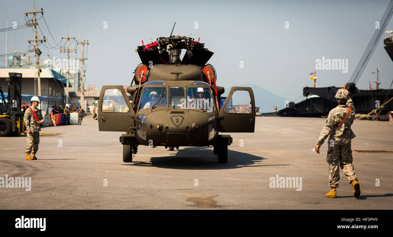 Les soldats de l'armée américaine avec transport 835th bataillon, décharger un UH-60 Black Hawk de l'USNS Le Major Stephen W. Pless, durant l'exercice 2016, Gold Cobra sur la base navale de Sattahip, Thaïlande, le 28 janvier 2016. Gold Cobra, dans sa 35e version, est un élément important de l'United States' et tous les autres nations participantes à militaire régional des efforts d'engagement militaire. (U.S. Marine Corps Combat Camera photo par le Cpl. Wesley Timm/libérés) de la Marine royale thaïlandaise et américains membres de l'USNS de décharger le Major Stephen W. Pless 160128-M-AR450-096 Banque D'Images