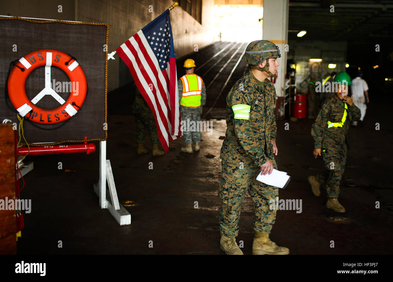 Le sergent du Corps des Marines des États-Unis. Jarod, cannoneer gris artillerie, avec 3e Bataillon, 12ème Marines, déleste un UH-60 Black Hawk Hélicoptères à l'USNS Le Major Stephen W. Pless, durant l'exercice 2016, Gold Cobra sur la base navale de Sattahip, Thaïlande, le 28 janvier 2016. Gold Cobra, dans sa 35e version, est un élément important de l'United States' et tous les autres nations participantes à militaire régional des efforts d'engagement militaire. (U.S. Marine Corps Combat Camera photo par le Cpl. Wesley Timm/libérés) de la Marine royale thaïlandaise et américains membres de l'USNS de décharger le Major Stephen W. Pless 160128-M-AR450-260 Banque D'Images