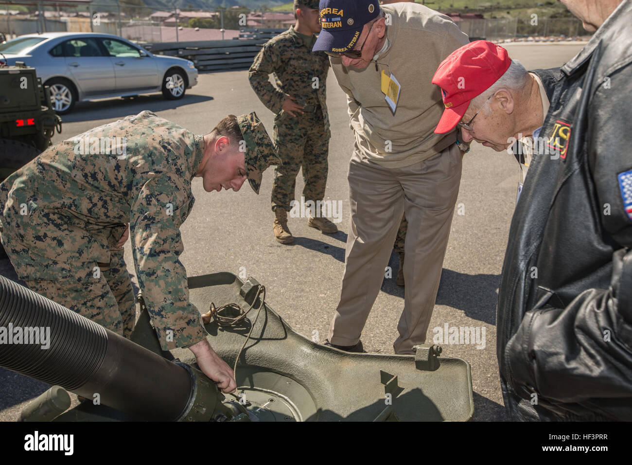 Corps des Marines des États-Unis Le Cpl. Chris Malacaso, un chef de section d'artillerie de Fox avec batterie, 2e Bataillon, 11e Régiment de Marines, 1 Division de marines, explique les capacités de la carabine M327 mortier remorqué aux anciens combattants de la 1 Division de Marines à Camp Pendleton, Californie, le 3 février 2016. La 1 Division de marines célébrera le 75e anniversaire de sa fondation en organisant une cérémonie pour le service actif et vétéran des Marines et marins qui ont servi dans le Camp Pendleton, unité de combat au sol. (U.S. Marine Corps photo par Lance Cpl. Brandon Martinez/libéré) 1 Division de marines Banquet anniversaire 160203- Banque D'Images