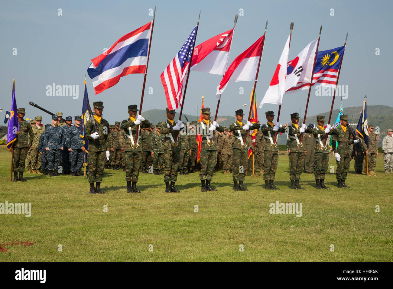 Service Multinational membres sont en formation au cours de la cérémonie d'ouverture de l'exercice Cobra d'or au Royal Thai Marine Corps siège à Sattahip, Thaïlande, le 9 février 2016. Gold Cobra se composera de trois événements primaires : un exercice de poste de commandement, qui comprend un chef supérieur séminaire ; projets d'assistance humanitaire en thaï civique des communautés ; et un champ d'entraînement qui permettront de construire des relations régionales. (U.S. Marine Corps photo par Lance Cpl. Jeremy L. Laboy/libérés) Gold Cobra 2016 Cérémonie d 160209-M-CK339-072 Banque D'Images