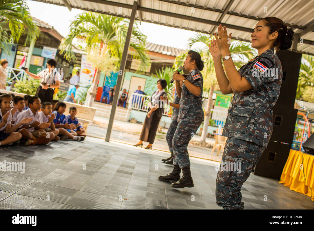 Royal Thai Air Force airmen effectuer au cours d'une cérémonie d'une salle de classe construite au Wat Ban Mak Middle School, à Saraburi, Thaïlande, au cours de l'exercice Gold Cobra, 16 février 2016. Gold Cobra, dans sa 35e version, l'accent sur l'action civique, l'engagement communautaire et des activités médicales à l'appui des besoins et l'intérêt humanitaire des populations civiles de la région. (U.S. Marine Corps Combat Camera photo par le Cpl. Wesley Timm/libérés) Gold Cobra 2016 Les participants suivent le Wat Mak Cérémonie 160216-M-AR450-029 Banque D'Images