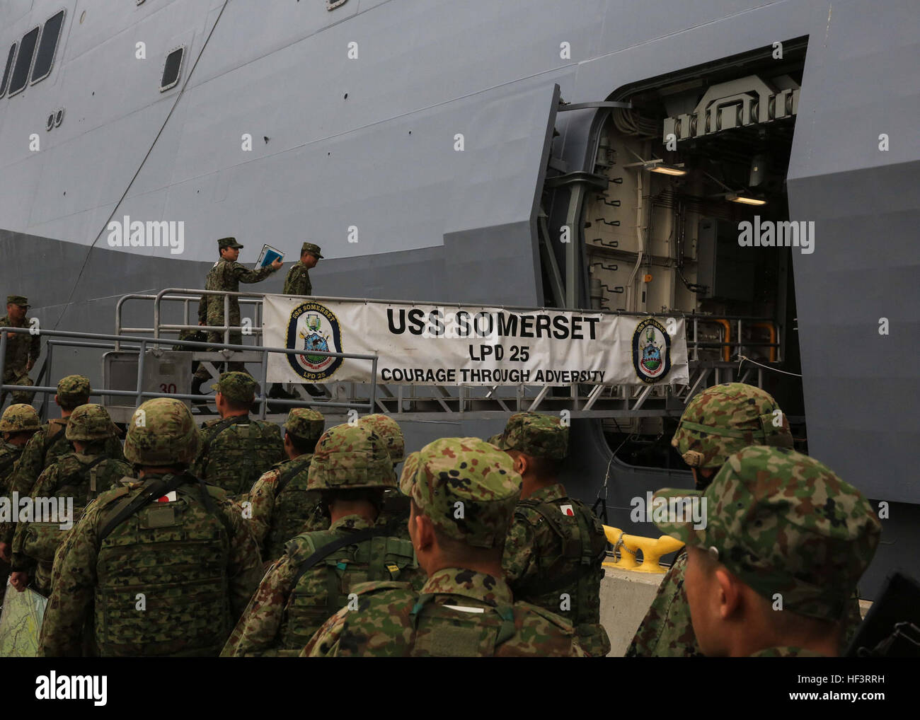 Soldats de l'Armée de l'Ouest e Régiment d'infanterie, le Japon d'autodéfense au sol, bord de l'USS Somerset (LPD 25) à base navale de San Diego, le 18 février 2016, en préparation pour la phase IV de l'exercice 2016 main de fer. L'événement final seront basées sur des scénarios, la taille d'un bataillon amphibie bilatéral landing, impliquant des Marines des États-Unis, les marins et soldats JGSDF, lancé à partir de l'USS Somerset, avec suivi des objectifs au Marine Corps Base Camp Pendleton. (U.S. Marine Corps photo par Lance Cpl. Devan K. Gowans) Exercice Iron Fist 2016, JGSDF embarque USS Somerset 160218-M-GM943-264 Banque D'Images