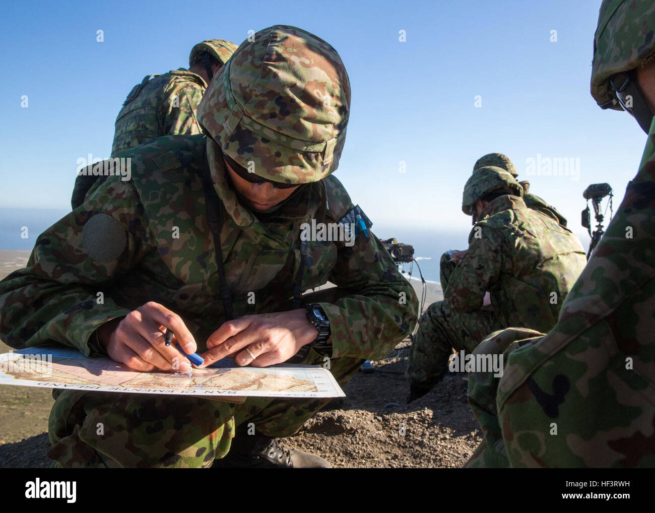 Un soldat avec l'Armée de l'Ouest Infantry Regiment, le Japon d'autodéfense au sol, parcelles points carte pour naval imminente au cours d'un centre de coordination des armes d'SACCEX exercice() à l'île San Clemente, 21 février 2016, lors de l'exercice Iron Fist en 2016. Le SACCEX sert d'outil d'apprentissage coopératif pour le partenariat entre les États-Unis et le Japon à travers l'exploitation d'un centre de coordination des armes d'appui, qui a développé l'USMC et la capacité d'intégrer JGSDF naval, de mortiers et de l'appui aérien rapproché comme une force combinée. (U.S. Marine Corps photo par Lance Cpl. Devan K. Gowans) Fer à Repasser F Banque D'Images