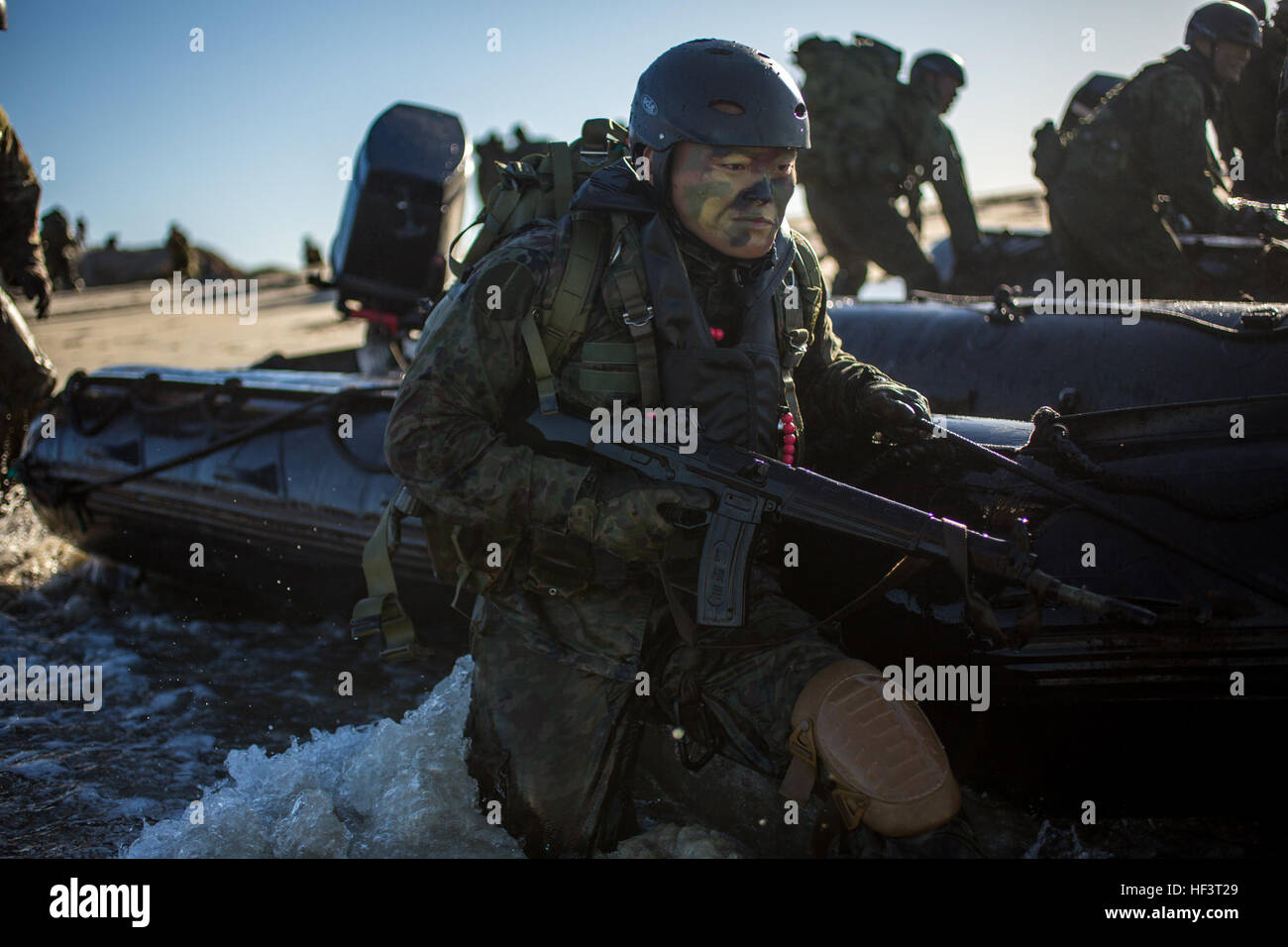 Les soldats japonais avec le Japon d'Autodéfense de masse mis en place la sécurité tout en effectuant une plage raid comme partie de la formation pour l'exercice 2016, main de fer au Marine Corps Base Camp Pendleton, en Californie, le 24 février 2016. Iron Fist est un exercice d'entraînement bilatéral annuel, qui a eu lieu en Californie du Sud entre le Corps des Marines américains et la JGSDF. (U.S. Marine Corps photo par Lance Cpl. Ryan Kierkegaard, 1 Division de marines/Caméra de combat) Parution 2016 Exercice Iron Fist, PHIBLEX Recon Insérer 160224-M-RK999-154 Banque D'Images