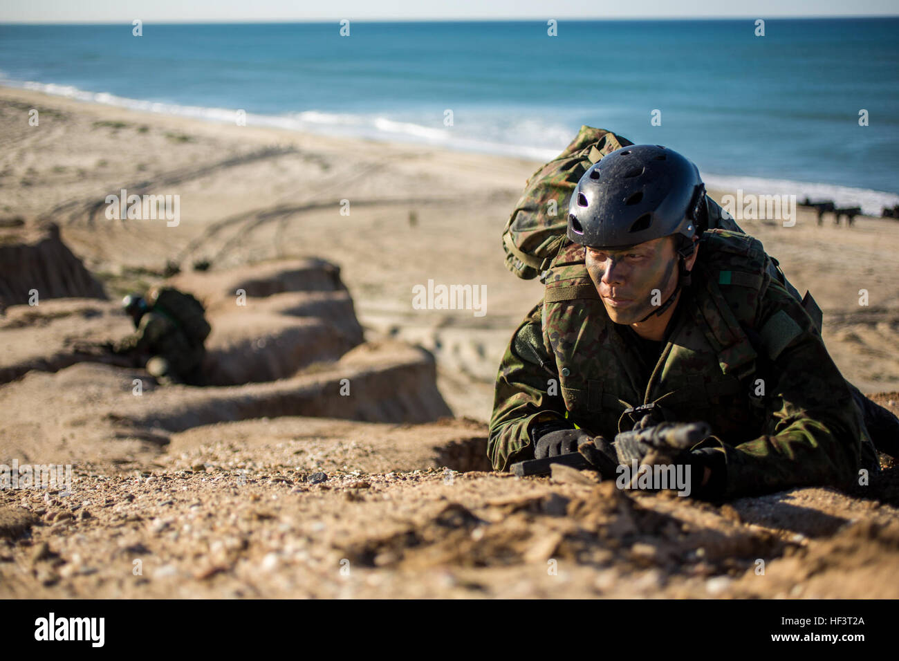 Les soldats japonais avec le Japon d'Autodéfense de masse réside dans des postes de sécurité lors d'un raid de plage dans le cadre de la formation pour faire de l'exercice 2016, main de fer au Marine Corps Base Camp Pendleton, en Californie, le 24 février 2016. Iron Fist est un exercice d'entraînement bilatéral annuel, qui a eu lieu en Californie du Sud entre le Corps des Marines américains et la JGSDF. (U.S. Marine Corps photo par Lance Cpl. Ryan Kierkegaard, 1 Division de marines/Caméra de combat) Parution 2016 Exercice Iron Fist, PHIBLEX Recon Insérer 160224-M-RK999-186 Banque D'Images