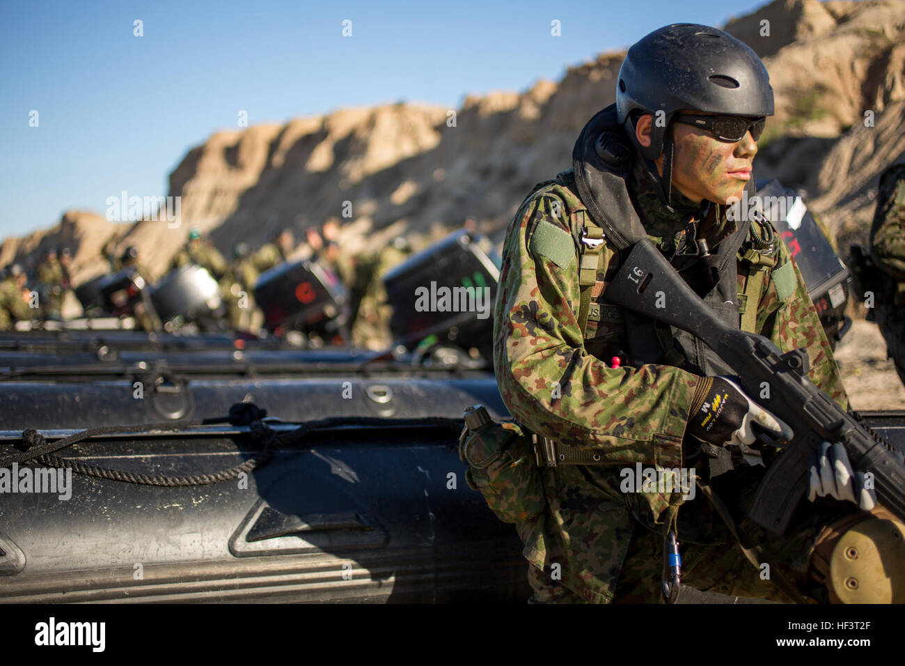 Un soldat japonais avec le Japon d'Autodéfense de masse met en place des positions de sécurité lors d'un raid de plage dans le cadre de la formation pour faire de l'exercice 2016, main de fer au Marine Corps Base Camp Pendleton, en Californie, le 24 février 2016. Iron Fist est un exercice d'entraînement bilatéral annuel, qui a eu lieu en Californie du Sud entre le Corps des Marines américains et la JGSDF. (U.S. Marine Corps photo par Lance Cpl. Ryan Kierkegaard, 1 Division de marines/Caméra de combat) Parution 2016 Exercice Iron Fist, PHIBLEX Recon Insérer 160224-M-RK999-275 Banque D'Images