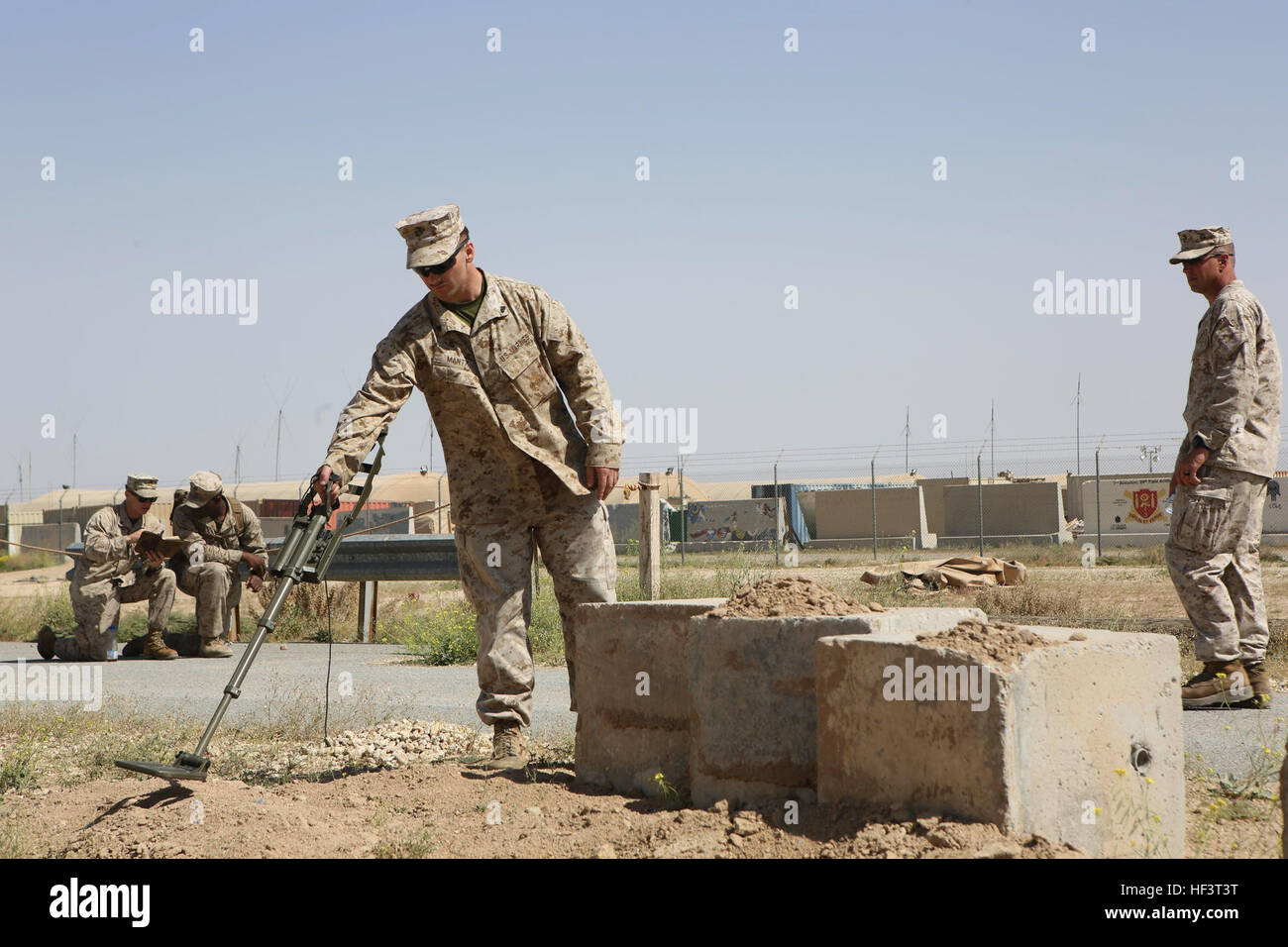 Un bataillon de marines des États-Unis avec l'équipe d'atterrissage 2/6, 26e Marine Expeditionary Unit (MEU), utilise un détecteur de métal pour balayer la simulation d'engin explosif improvisé (IED) bien sûr, tout en participant à un cours contre les IED 25 février 2016, au Koweït. La Marine américaine, Corps des Marines des États-Unis et au Koweït, les Forces armées sont l'PHIBLEX 16, un exercice amphibie bilatéral et de masse, pour améliorer l'état de préparation opérationnelle et d'améliorer l'interopérabilité entre les États-Unis et les forces des partenaires régionaux. La 26e MEU est entrepris avec le groupe amphibie Kearsarge et est déployé pour maintenir la sécurité régionale dans le U.S. 5t Banque D'Images