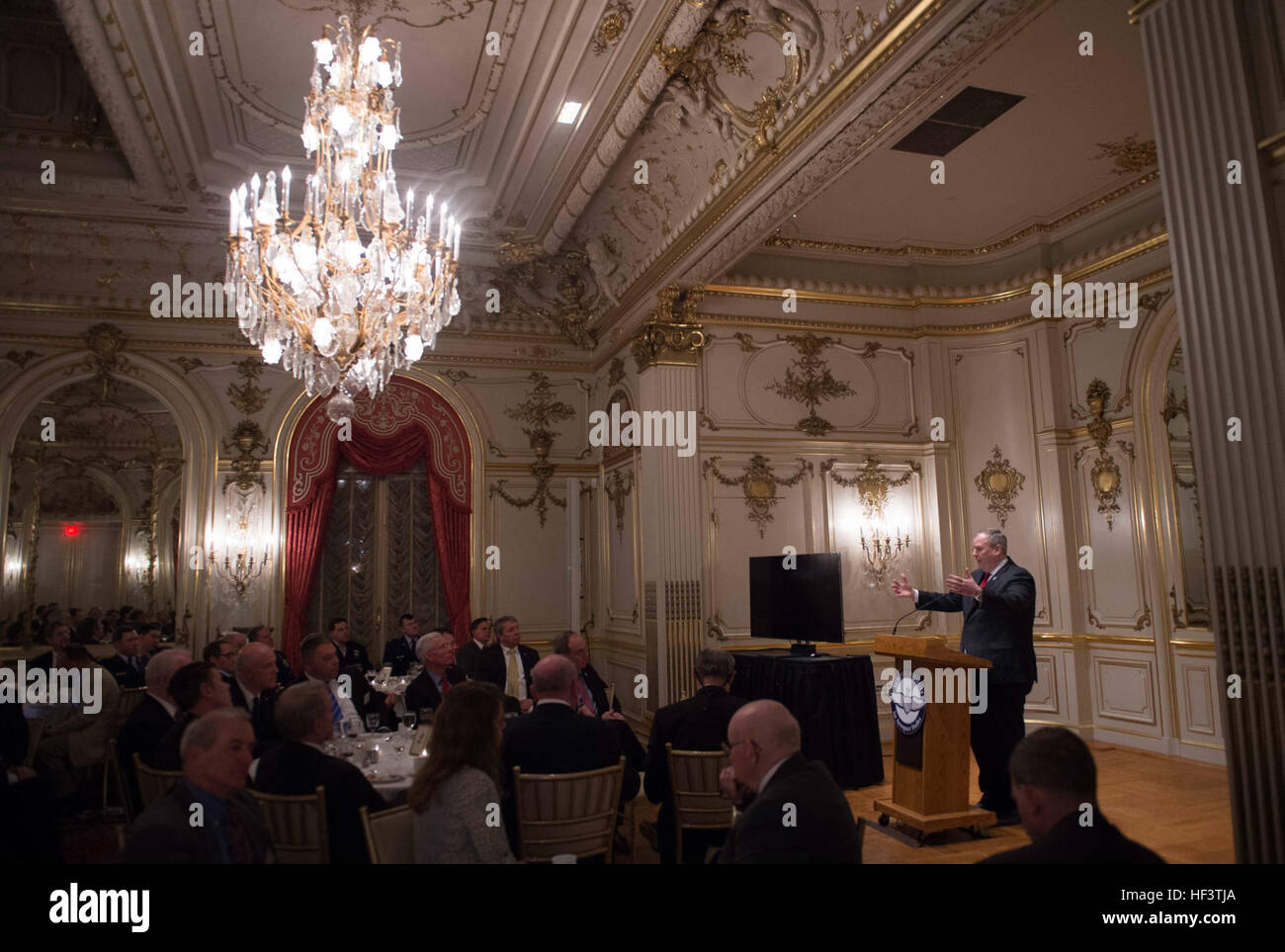 Le secrétaire adjoint à la Défense s'adresse aux participants à la commémoration du 25e anniversaire de la tempête du désert du Mitchell Institute à Washington, en hommage aux 25 ans de l'opération tempête du désert. Banque D'Images