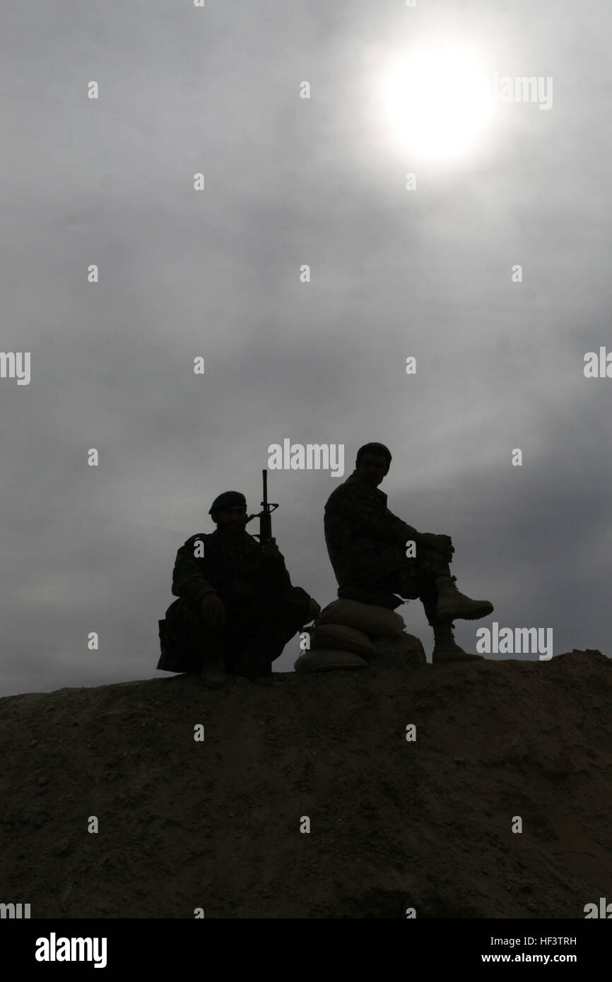 Deux soldats de l'Armée nationale afghane reste au sommet d'un talus au poste d'observation Huskars dans la province d'Helmand, 14 janvier. Les Marines et les marins d'Alpha et les sociétés d'Armes, 1er Bataillon, 6e Régiment de Marines et de pièces jointes à partir de la 2e Bataillon de génie de combat, ont déplacé plus profondément dans la province de Helmand afin de limiter les Taliban, le contrôle de la région, en ayant une présence plus importante de la force de la coalition dans la région. Observation Post Huskars DVIDS240651 Banque D'Images