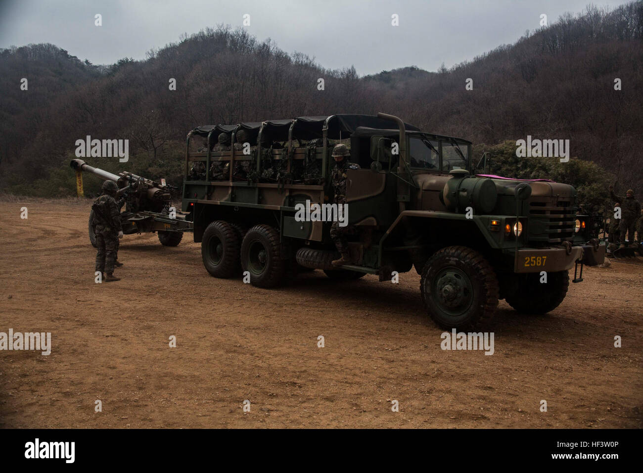 République de Corée (ROK) marines affectés à Bravo Batterie, 11e Bataillon, lre Division de disposer leurs obusiers KH-179 aux côtés de 31e Marine Expeditionary Unit les pièces d'artillerie pendant l'exercice Ssang Yong 16, Sanseori, Pohang, République de Corée, le 14 mars 2016. Ssang Yong 16 est un exercice amphibie combinée biennale menée par les forces américaines avec la République de Corée, de la Marine et du corps de l'armée australienne et de la Royal New Zealand Army forces afin de renforcer l'interopérabilité et les relations de travail dans un large éventail d'opérations militaires. Les Marines et les marins de la 31e MEU sont Banque D'Images