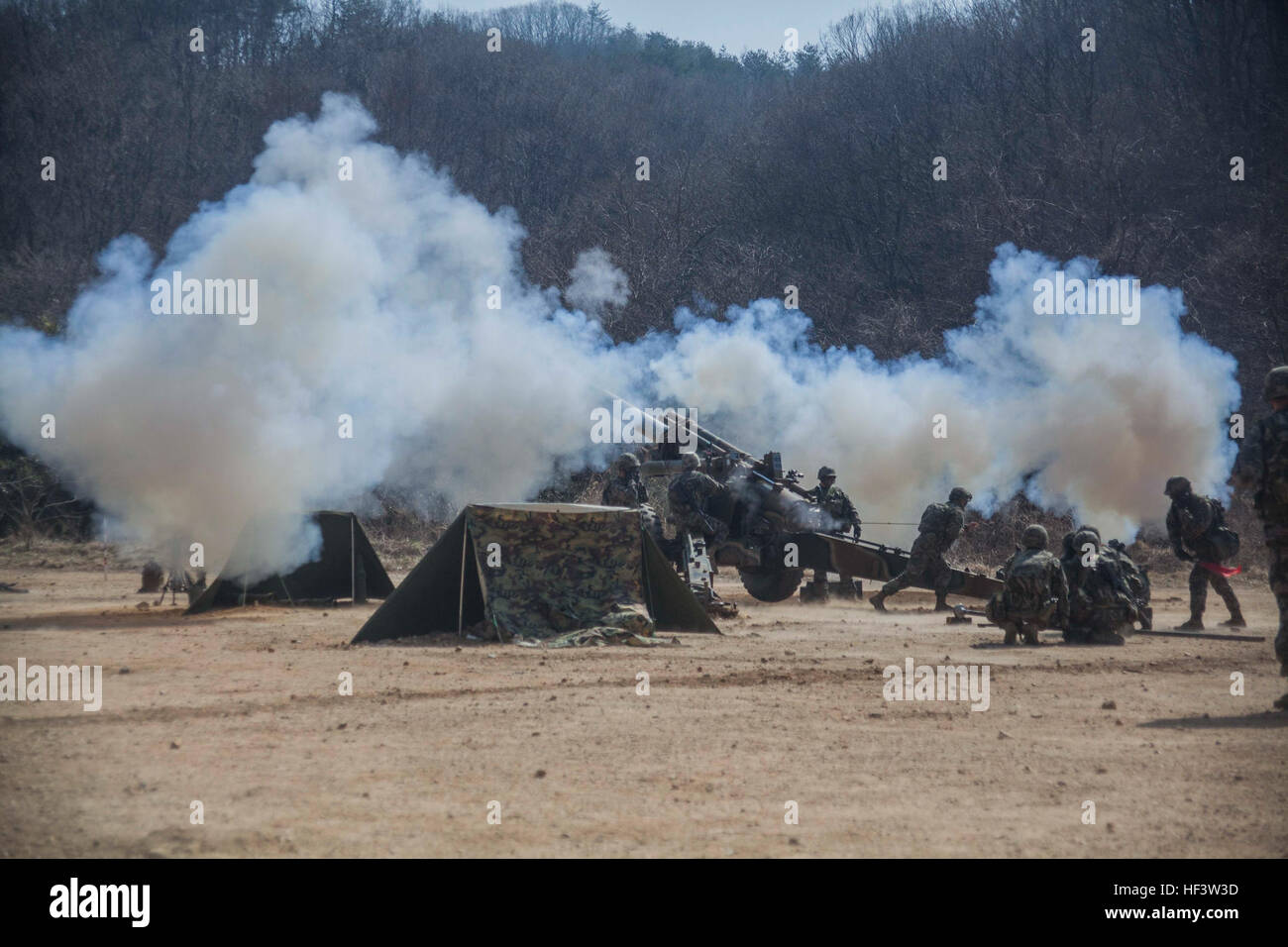 République de Corée marines affectés à Bravo Batterie, 11e Bataillon, lre Division, le feu leur obusier à Sanseori KH-179, Corée du Sud, dans le cadre de l'exercice Ssang Yong 16, 15 mars 2016. Ssang Yong est un exercice amphibie combinée biennale menée par les forces américaines avec la République de Corée, de la Marine et du corps de l'armée australienne et de la Royal New Zealand Army forces afin de renforcer l'interopérabilité et les relations de travail dans un large éventail d'opérations militaires. Les Marines et les marins de la 31e MEU sont actuellement en poste en Corée dans le cadre de leur déploiement au printemps de l'Asie- Banque D'Images