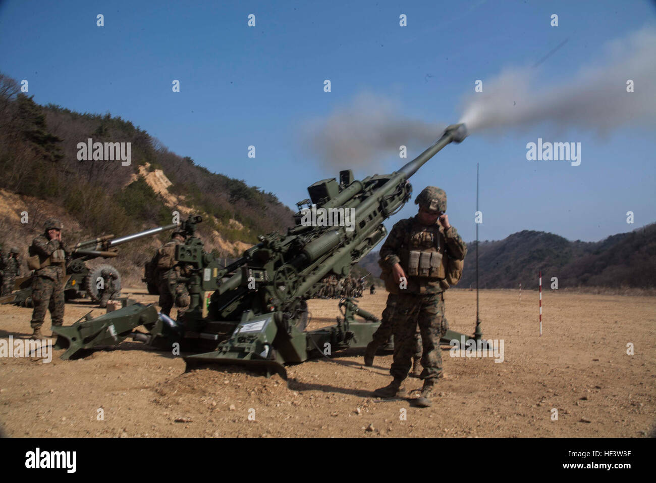 Les Marines américains avec le Golf, l'équipe de l'atterrissage de la batterie du bataillon du 1er Bataillon, 5ème Marines, 31e Marine Expeditionary Unit, le feu leur M777A2 obusier léger de 155 mm à Sanseori, Corée du Sud, dans le cadre de l'exercice Ssang Yong 16, 15 mars 2016. Ssang Yong est un exercice amphibie combinée biennale menée par les forces américaines avec la République de Corée, de la Marine et du corps de l'armée australienne et de la Royal New Zealand Army forces afin de renforcer l'interopérabilité et les relations de travail dans un large éventail d'opérations militaires. Les Marines et les marins de la 31e MEU sont actuellement en poste en Corée Banque D'Images