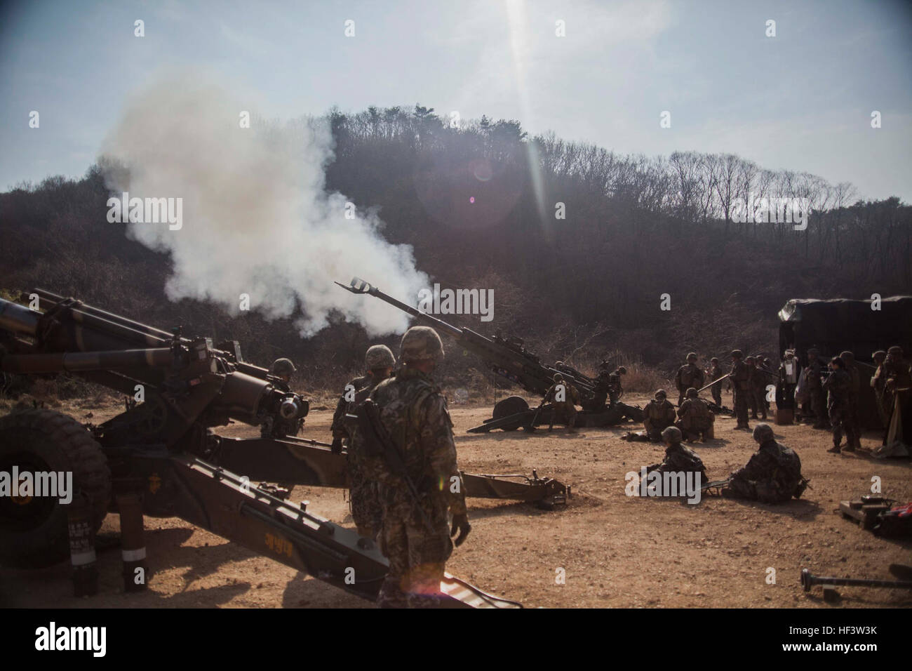 Les Marines américains avec le Golf, l'équipe de l'atterrissage de la batterie du bataillon du 1er Bataillon, 5ème Marines, 31e Marine Expeditionary Unit, et République de Corée marines affectés à Bravo Batterie, 11e Bataillon, lre Division, mener des missions de tir d'artillerie à Sanseori, Corée du Sud, dans le cadre de l'exercice Ssang Yong 16, 15 mars 2016. Ssang Yong est un exercice amphibie combinée biennale menée par les forces américaines avec la République de Corée, de la Marine et du corps de l'armée australienne et de la Royal New Zealand Army forces afin de renforcer l'interopérabilité et les relations de travail dans un large éventail d'opérations militaires Banque D'Images