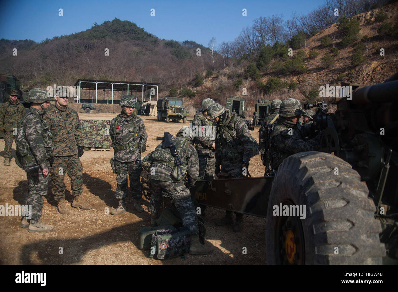 Une République de Corée attribué à Marine Bravo Batterie, 11e Bataillon, lre Division mémoires, le colonel des marines Romin Dasmalchi, commandant du 31e Marine Expeditionary Unit, dans la KH-179 howitzer à Sanseori, Corée du Sud, lors de l'exercice Ssang Yong 16, 15 mars 2016. Ssang Yong est un exercice amphibie combinée biennale menée par les forces américaines avec la République de Corée, de la Marine et du corps de l'armée australienne et de la Royal New Zealand Army forces afin de renforcer l'interopérabilité et les relations de travail dans un large éventail d'opérations militaires. Les Marines et sailo Banque D'Images