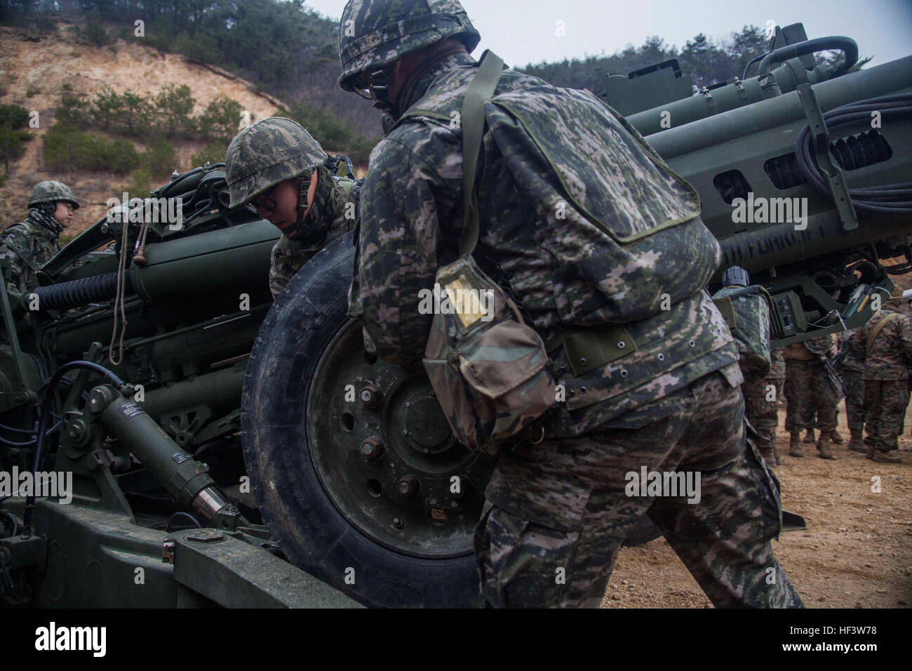 Les Marines américains avec le Golf, l'équipe de l'atterrissage de la batterie du bataillon du 1er Bataillon, 5ème Marines, 31e Marine Expeditionary Unit, et République de Corée marines affectés à Bravo Batterie, 11e Bataillon, lre Division s'enseignent au sujet de leurs systèmes d'artillerie lors de l'exercice Ssang Yong 16, Sanseori, Pohang, République de Corée, le 16 mars 2016. Ssang Yong 16 est un exercice amphibie combinée biennale menée par les forces américaines avec la République de Corée, de la Marine et du corps de l'armée australienne et de la Royal New Zealand Army forces afin de renforcer l'interopérabilité et les relations de travail dans un large ra Banque D'Images