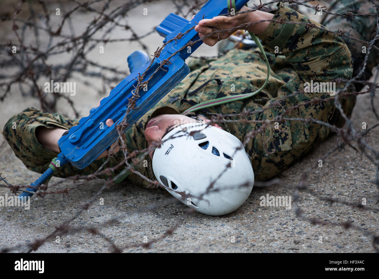 Le sergent du Corps des Marines des États-Unis. Richard J. Sauceda, chef d'équipe avec la compagnie Bravo, 1er Bataillon, 8e Régiment de Marines, marines à des fins spéciales Les Force-Crisis Response-Africa sous Tâche manoeuvres un obstacle de barbelés lors d'un événement d'équipe à bord du Commando National Training Centre, France, Avril 6, 2016. Formation en France a fourni un nouvel environnement pour les Marines de s'adapter et à tester leurs procédures. (U.S. Marine Corps photo par le Sgt. Kassie L. McDole/libérés) SPMAGTF-CR-AF Marines participer en français cours de construction de l'équipe Commando 160406-M-QM580-001 Banque D'Images