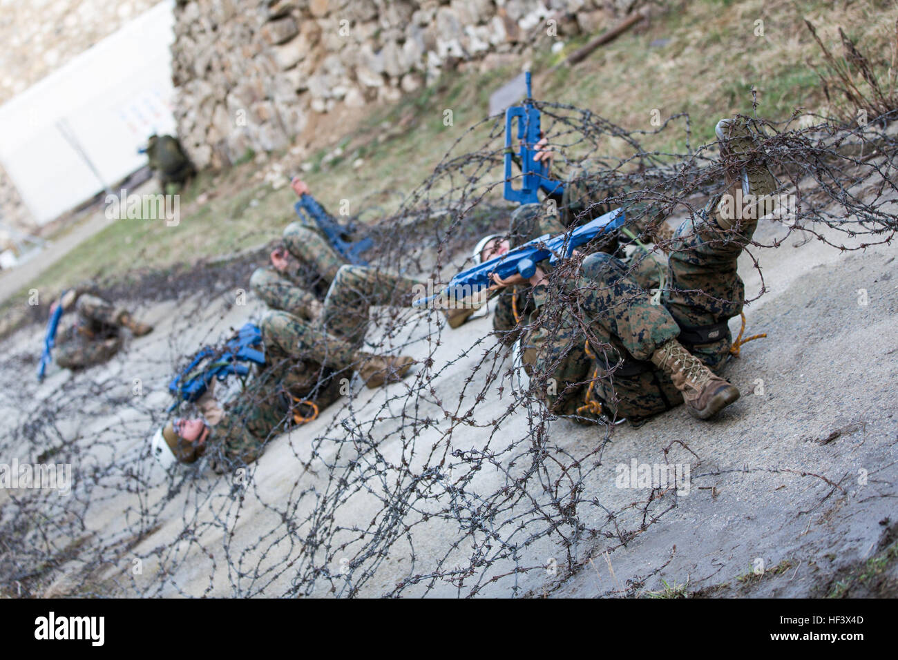 Les Marines américains avec la compagnie Bravo, 1er Bataillon, 8e Régiment de Marines, air-sol marin Spécial Groupe Force-Crisis Response-Africa manœuvre sous un obstacle de barbelés lors d'un événement d'équipe à bord du Commando National Training Centre, France, Avril 6, 2016. La formation des instructeurs commando français a accueilli la formation commando réaliste avec SPMAGTF-CR-AF marines en vue d'améliorer le mouvement de l'équipe et des habiletés de pensée critique à travers divers obstacles. (U.S. Marine Corps photo par le Sgt. Kassie L. McDole/libérés) SPMAGTF-CR-AF marines participent à la construction de l'équipe Commando cour Banque D'Images