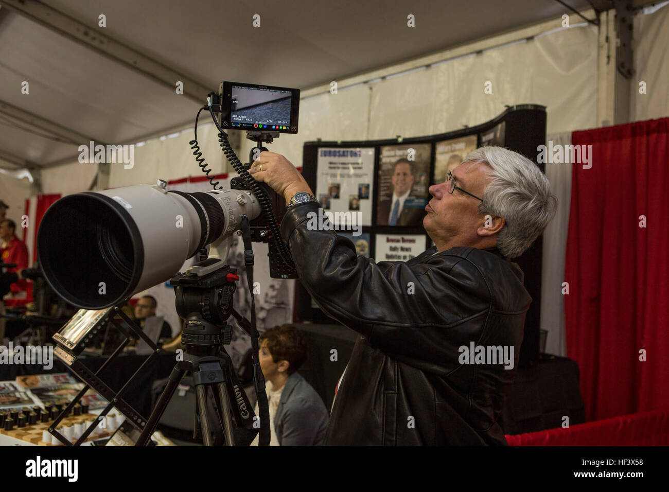 David Carlson, exposant avec Canon U.S.A. Incorporated, explique la qualité de l'écran de visualisation de la pièce jointe M Canon-20F-SH caméra universelle au cours de l'exposition militaire Sud Marine à l'Goettege Field House, Camp Lejeune, N.C., 7 avril 2016. L'Exposition Sud Marine est parrainé par le Corps des Marines et de la Ligue est un forum pour les entrepreneurs de la défense d'afficher, d'informer et de promouvoir la dernière d'équipements et de technologies. Cette exposition novatrice promet affiche, bold nouveaux prototypes, et pionnier des simulations sur ordinateur de la pointe de la technologie un des systèmes Banque D'Images