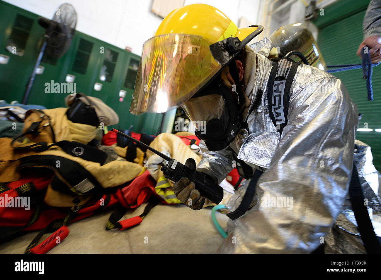 Adam Navigant de première classe de l'Osmola 177e Escadre de chasse Fire Department, New Jersey Air National Guard, effectue un exercice d'entraînement en espace confiné avec des conditions simulées black-out à la 165e Airlift Wing dans le Centre de Formation Incendie sur avril 12,2016. Aviateurs du New Jersey Air National Guard pompiers effectuent des exercices de formation pour maintenir l'état de préparation opérationnelle. (U.S. Air National Guard photo de Tech. Le Sgt. Andrew J. Merlock/libérés) de la confiance en soi limitée 160412-xx-Z826-105 Banque D'Images