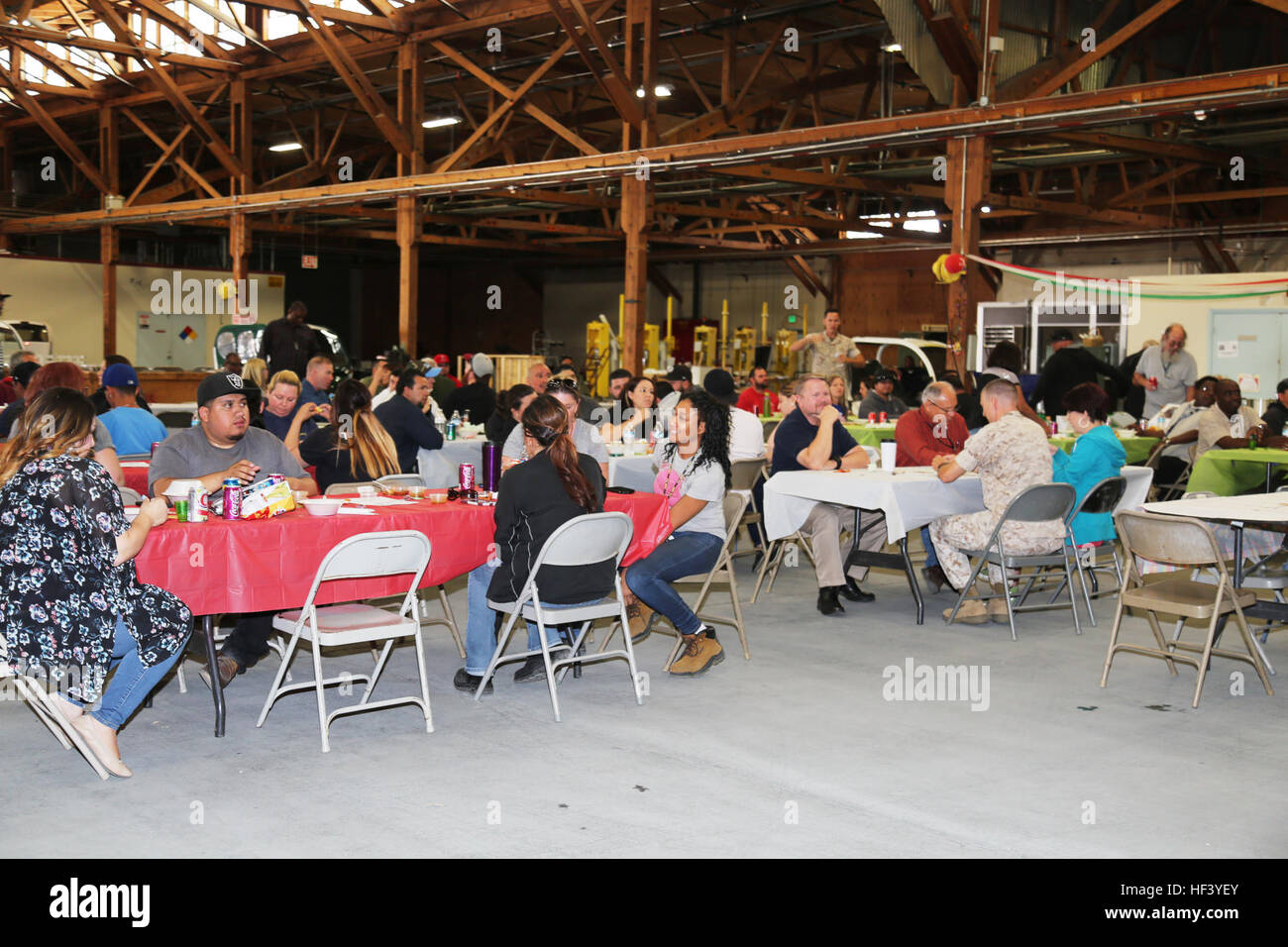 Les employés de la Division de soutien de la flotte de profiter de plusieurs variétés de piment au cours de l'Assemblée DSE Chili Cookoff tenue à bord Marine Corps Base Barstow's Yermo annexe, le 5 mai. L'événement présentait 27 entrées de chili et inclus des prix pour la première par le biais de troisième et trois gâteaux qui ont été tirée au sort à la fin de l'événement. Dse chili cookoff 160505-DU-M308-002 Banque D'Images