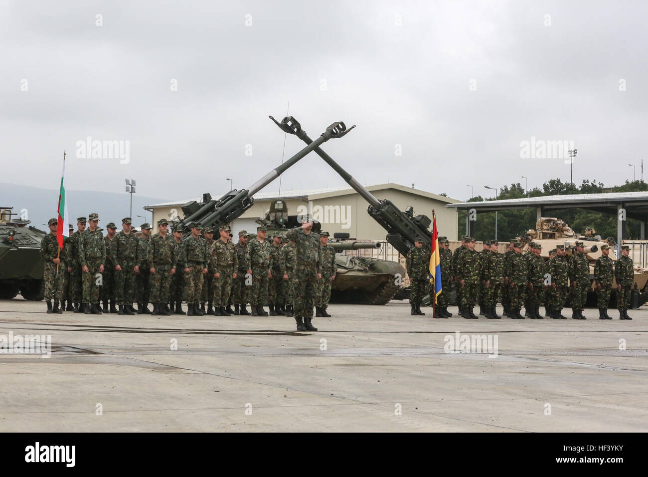 Les Marines américains avec Combined Arms Company, la Force de rotation de la mer Noire, et les nations partenaires salue pour l'interprétation de l'hymne national lors de la cérémonie d'ouverture de l'assistance Platinum Lion 16-3 à bord de Novo Selo, la Bulgarie, le 9 mai 2016. Au cours Platinum Lion 16-3, les alliés des États-Unis et quatre nations partenaires effectueront-peloton mécanisé niveau tactique de façon à maîtriser le feu et la manœuvre. (U.S. Marine Corps photo par le Cpl. Emmanuel M. Johnson/libéré) Les Marines américains et les pays partenaires s'unissent pour exercice de coalition 160509-M-PJ201-024 Banque D'Images