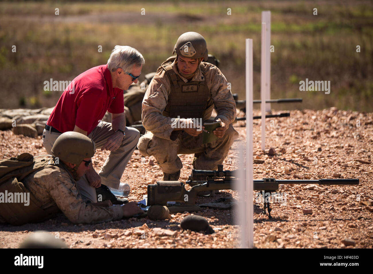 Le Cpl. Chance A. Benoît Jr., un mortarman, parle à Ray Mabus, Secrétaire de la Marine, sur le M40A5 fusil de sniper au Mont Bundey Domaine de formation, Territoire du Nord, Australie, le 14 mai 2016. Claude est venu en Australie pour visiter les Marines et les marins de la Force de rotation maritime - Darwin et observer vivre-le-feu. Benoît est avec le 1er bataillon du 1er Régiment de Marines, MRF-D. (U.S. Marine Corps photo par le Cpl. Mandaline Hatch/libérés) MRF-D, 2016 visites SECNAV Marines en haut de l'échelle (Image 1 de 14) 160514-M-NL297-038 Banque D'Images