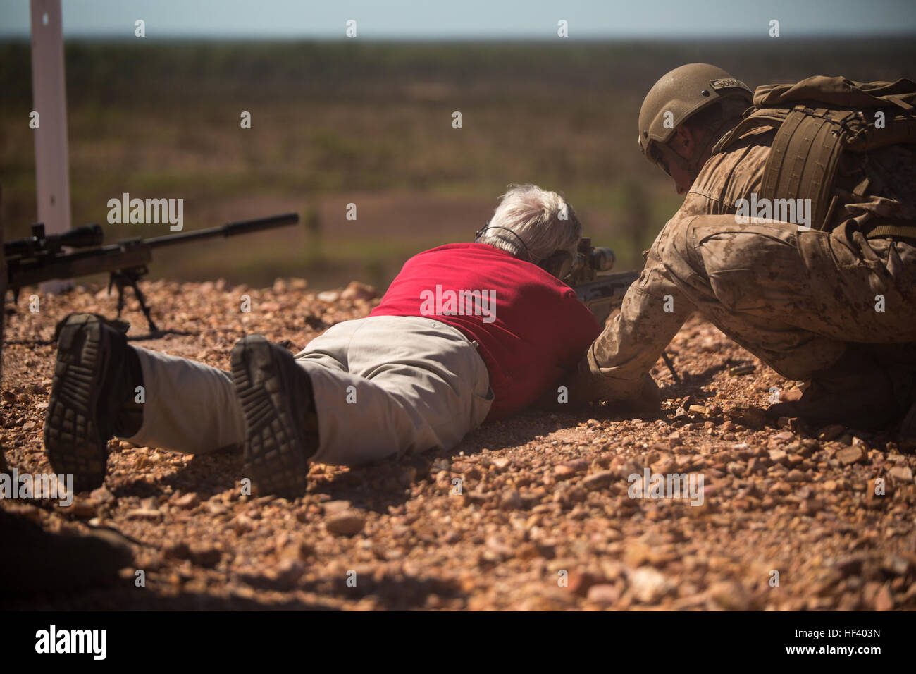 Lance le Cpl. Skyler A. Sommers, un scout sniper, aide Ray Mabus, Secrétaire de la Marine, l'incendie M107 pour applications spéciales de calibre .50 avec lunette de visée au Mont Bundey Domaine de formation, Territoire du Nord, Australie, le 14 mai 2016. Claude est venu en Australie pour visiter les Marines et les marins de la Force de rotation maritime - Darwin et observer vivre-le-feu. Sommers, de Hortonville, Wisconsin, est avec le 1er Bataillon, 1e Régiment de Marines, MRF-D. (U.S. Marine Corps photo par le Cpl. Mandaline Hatch/libérés) MRF-D, 2016 visites SECNAV Marines dans le haut de gamme 160514-M-NL297-070 Banque D'Images