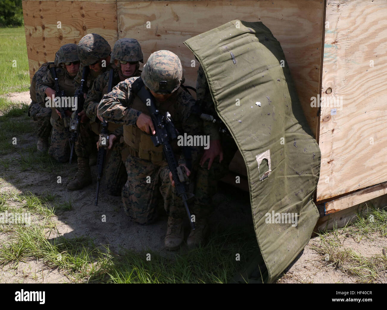 Marines avec 2e Bataillon de Génie de Combat se préparer avant de faire exploser une charge au cours de violer la paix au Camp Lejeune, N.C., 19 mai 2016. L'ensemble bâti, placé, et ont fait exploser à l'entrée des accusations de pratique et effacement d'un immeuble occupé par l'ennemi en préparation pour un prochain déploiement. (U.S. Marine Corps photo par Lance Cpl. Brianna/Gaudi) 2e parution CEB renverse 160519 portes-EO-M036-109 Banque D'Images