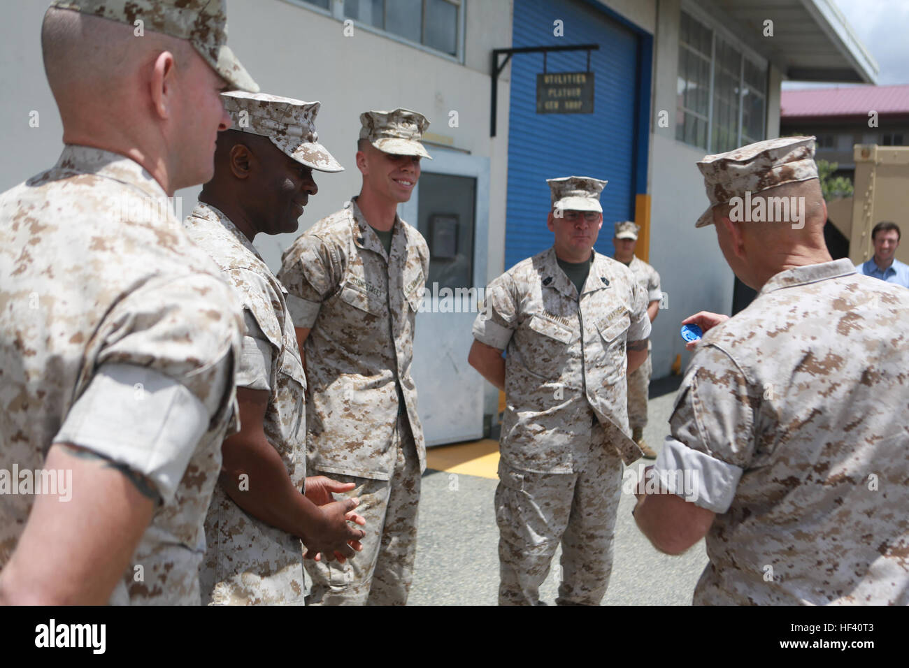 Corps des Marines des États-Unis Le général Robert Neller, Commandant de la Marine Corps, est présenté un 3D printed Eagle Globe et de l'ancre de marine du 1er Bataillon de maintenance logistique de combat, 15 Régiment, 1er Groupe Logistique Maritime sur Camp Pendleton, en Californie, le 24 mai 2016. Gen. Neller à la question de l'avenir de la Marine Corps et répond aux questions de la Marine. (U.S. Marine Corps photo par le Sgt. Rodion Zabolotniy, Caméra de combat, Camp Pendleton/libérés) Commandant de la Marine Corps l'avenir de l'impression (Image 1 de 13) 160524-M-HT768-079 Banque D'Images