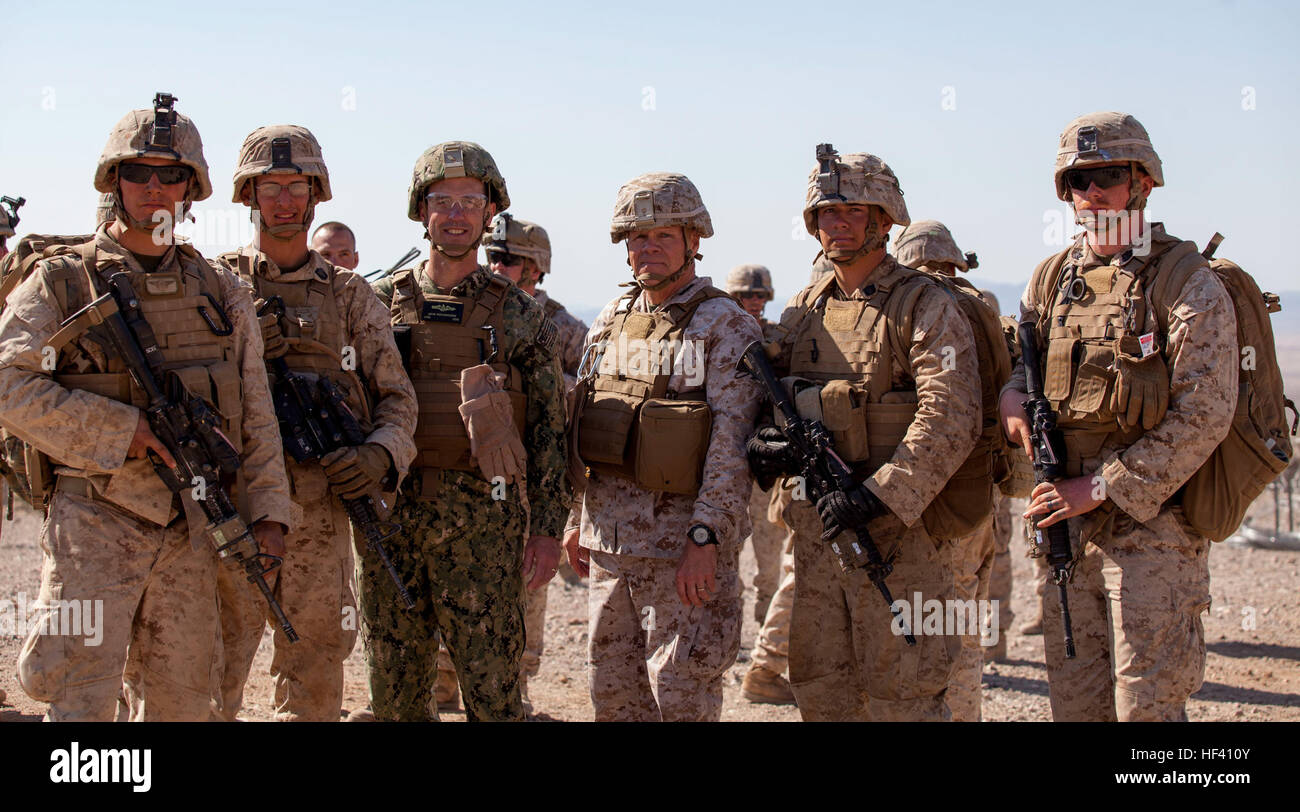 Commandant de la Marine Corps, le général Robert B. Neller, (centre) et le chef des opérations navales Adm. John Richardson (à gauche) pose pour une photo avec le U.S. Navy la compagnie Kilo de Corpsman, 3e Bataillon, 2e Régiment de Marines, 2e Division de marines, après l'achèvement de la gamme 400 au cours de l'exercice de formation intégrée (ITX) 3-16 au Marine Corps Air Ground Combat Center Twentynine Palms, ca. Le 25 mai 2016. 2ème Marines et unités subordonnés ont participé à l'ITX 3-16 pour s'assurer que tous les éléments de la masse d'Air Maritime Task Force 2 sont préparés pour les déploiements à venir et les engagements opérationnels. (U.S. Marine Corps p Banque D'Images