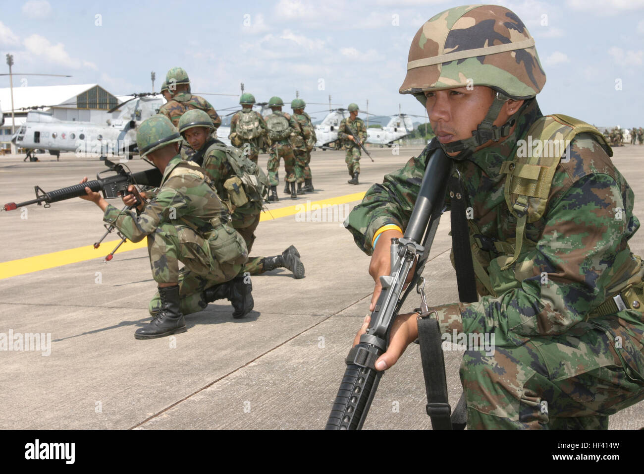 Thai Royal Marines on/off pratique dans le cadre d'exercices d'entraînement avec raid d'hélicoptères des Marines des États-Unis avec l'Équipe de débarquement du bataillon du 2e Bataillon, 7e Régiment de Marines, 31e Marine Expeditionary Unit pendant l'exercice 2010 à Gold Cobra Air Utapao, base de la province de Rayong, Thaïlande, 7 février 2010. Gold Cobra est un exercice de formation annuelles bilatérales menées entre les forces armées de la Thaïlande, l'armée américaine et l'Association des nations de l'Asie du Sud-Est les pays à renforcer l'interopérabilité militaire et améliorer les communautés grâce à l'aide humanitaire et des projets d'action. C'est la première année, le coréen Banque D'Images