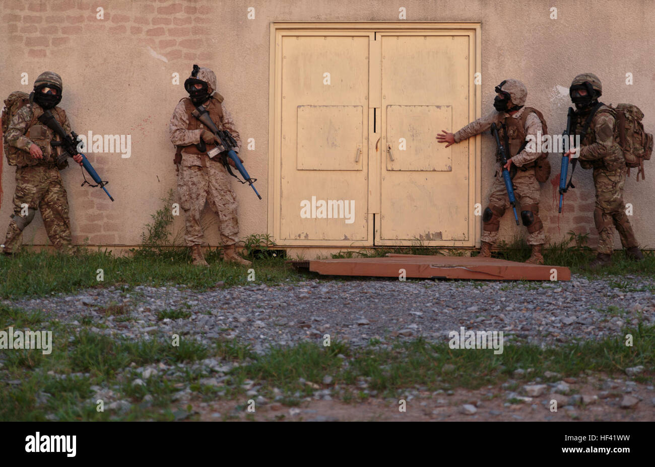 Une équipe d'incendie de Marines avec la société C, 6e, 4e Bataillon d'appui du Groupe de la logistique maritime, Réserve des Forces maritimes, et avec 131 Escadron Commando commandos Royal Engineers, armée britannique, se préparer à une menace claire haut bâtiment pendant une simulation de raid sur un milieu urbain composé à l'exercice Red Dagger à Fort Indiantown Gap, Penn., 13 juin 2016. Dague rouge est un exercice d'entraînement bilatéral qui donne l'occasion d'échanger des Marines tactiques, techniques et procédures ainsi qu'établir des relations de travail avec leurs homologues britanniques. (U.S. Marine Corps photo par le Sgt. Ian Leones/libérés) 6 Banque D'Images