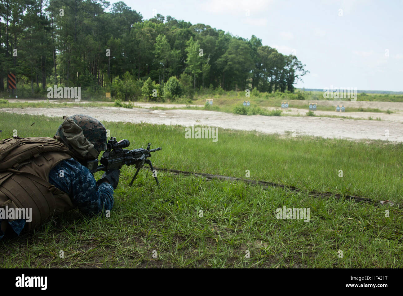 U.S. Naval Academy aspirant Daniel Lindauer tire une mitrailleuse M240 au cours de la formation professionnelle (aspirants) PROTRAMID sur Camp Devil Dog, N.C., 16 juin 2016. Le but d'PROTRAMID consiste à exposer les étudiants aux possibilités de la flotte maritime Forces et générer un intérêt pour un programme de mise en service du Corps des Marines. (U.S. Marine Corps photo par Lance Cpl. MCIEAST Careaf L., Henson/libérés de la Caméra de combat) PROTRAMID 2016 160616-M-BA796-034 Banque D'Images