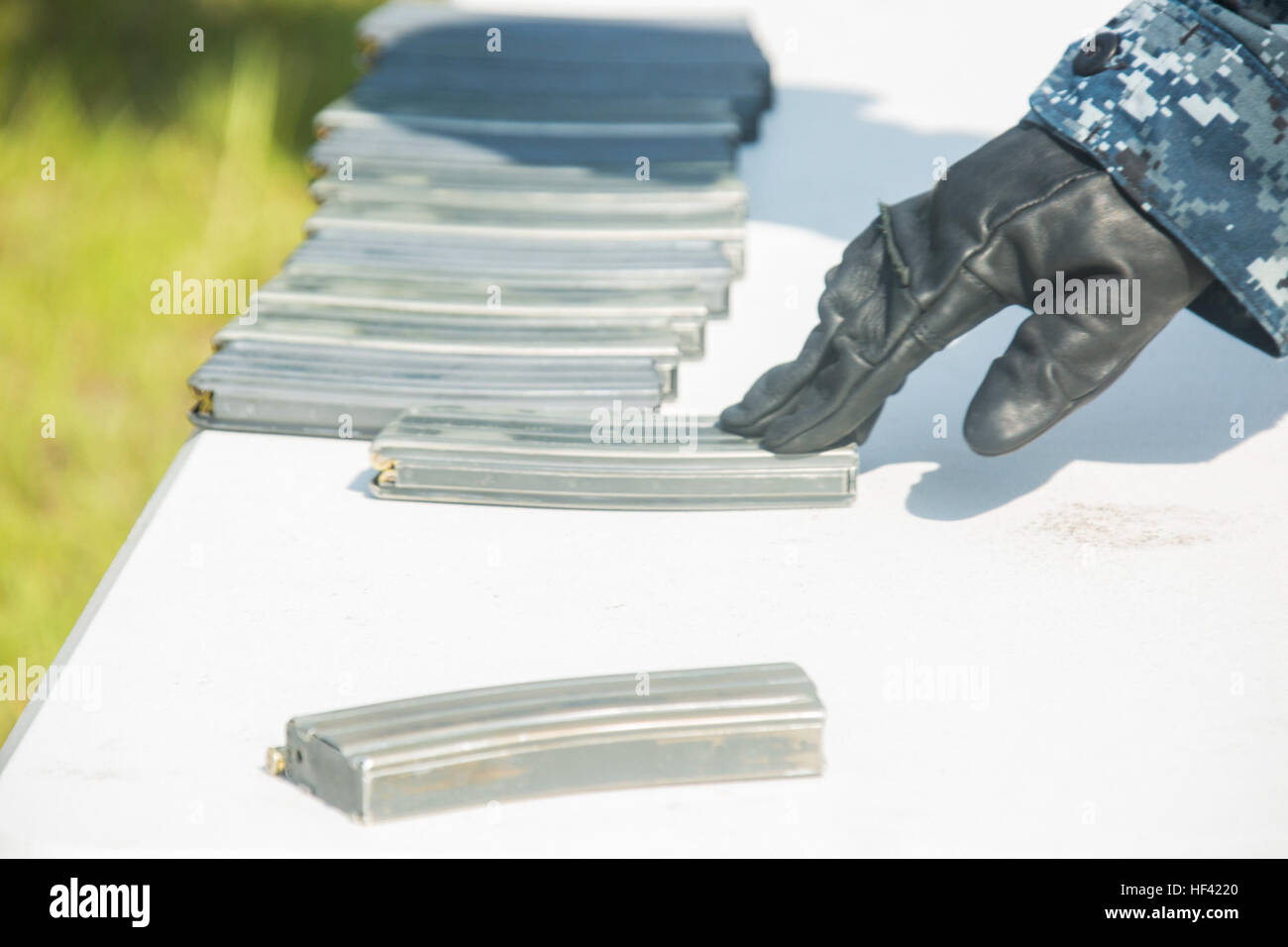 U.S. Naval Academy aspirant Daniel Lindauer s'empare d'un chargeur plein au cours de la formation professionnelle (aspirants) PROTRAMID sur Camp Devil Dog, N.C., 16 juin 2016. Le but d'PROTRAMID consiste à exposer les étudiants aux possibilités de la flotte maritime Forces et générer un intérêt pour un programme de mise en service du Corps des Marines. (U.S. Marine Corps photo par Lance Cpl. MCIEAST Careaf L., Henson/libérés de la Caméra de combat) PROTRAMID 2016 160616-M-BA796-154 Banque D'Images