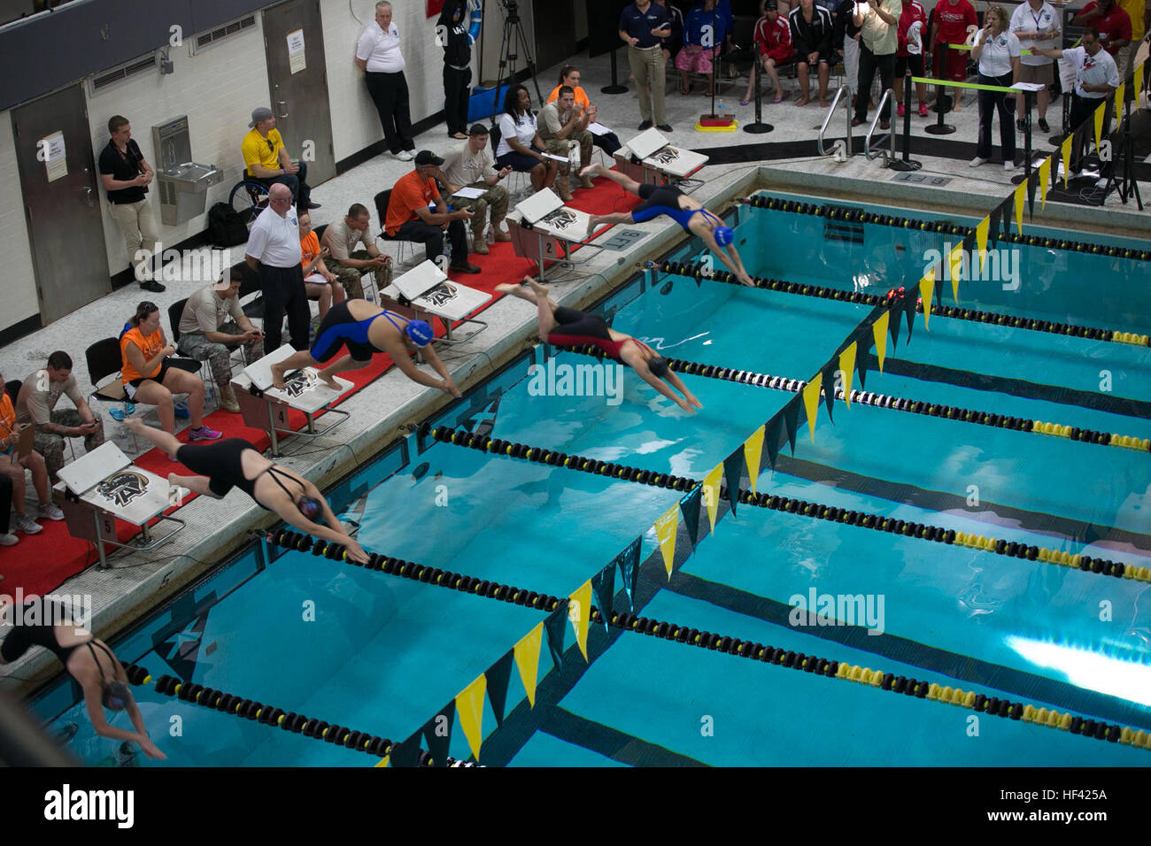 Vétéran du Corps des Marines des États-Unis Jenna Bisone, deuxième à partir de la droite, plongées dans la piscine en 2016 Ministère de la Défense (DoD) compétition de natation Jeux de guerrier à l'Académie militaire des États-Unis à West Point, N.Y., 20 juin 2016. Un Bisone Oceanside, Californie, indigène, est membre de l'équipe des Jeux de guerrier DoD 2016 Marine Corps. La DoD 2016 Jeux de guerrier est un concours sportif adapté des blessés, des malades et des blessés militaires et des anciens combattants de l'armée américaine, Marine Corps, la marine, la Force aérienne et le commandement des opérations spéciales, les Forces armées britanniques. (U.S. Marine Corps photo par le Cpl. Calvin Shamoon/Re Banque D'Images