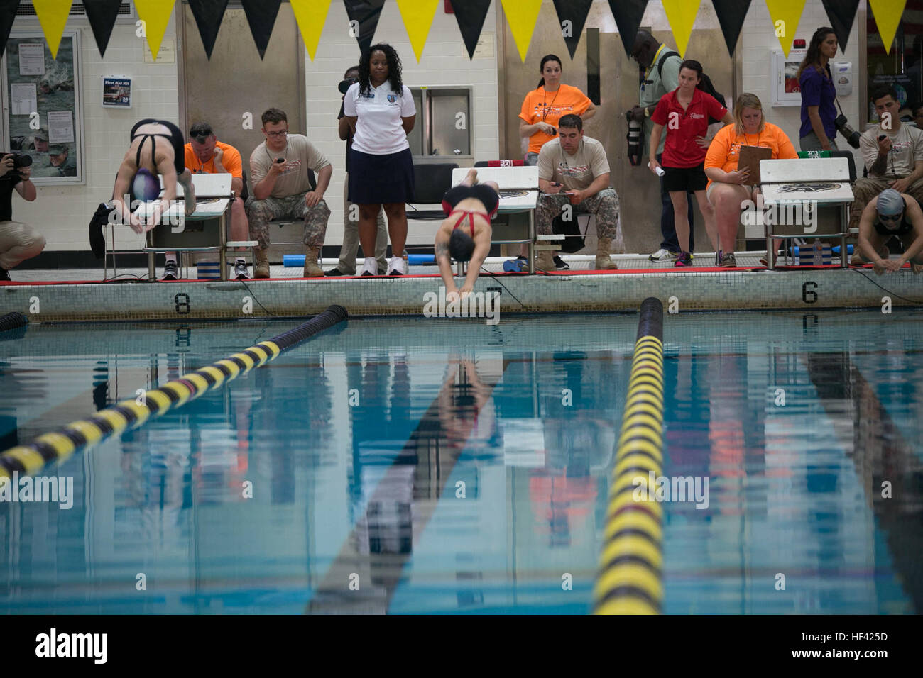 Vétéran du Corps des Marines des États-Unis Jenna Bisone plonge dans la piscine en 2016 Ministère de la Défense (DoD) compétition de natation Jeux de guerrier à l'Académie militaire des États-Unis à West Point, N.Y., 20 juin 2016. Un Bisone Oceanside, Californie, indigène, est membre de l'équipe des Jeux de guerrier DoD 2016 Marine Corps. La DoD 2016 Jeux de guerrier est un concours sportif adapté des blessés, des malades et des blessés militaires et des anciens combattants de l'armée américaine, Marine Corps, la marine, la Force aérienne et le commandement des opérations spéciales, les Forces armées britanniques. (U.S. Marine Corps photo par le Cpl. Calvin Shamoon/libérés) DoD 2016 Warri Banque D'Images