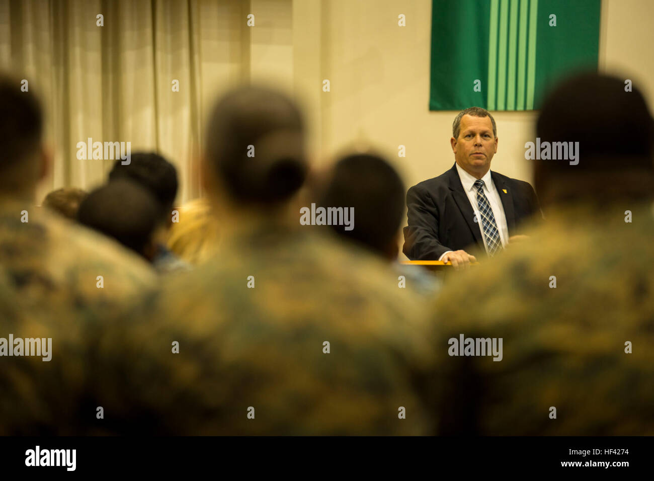 M. Andrew Jones, directeur de l'ensemble des Forces canadiennes Bureau de médecine et chirurgie, adresses de marins de la Robert M. Casey et Médecine Clinique Dentaire de Marine Corps Air Station Iwakuni, Japon, le 22 juin 2016. Au cours de sa visite Jones et U.S. Navy Adm arrière. Bruce A. Gillingham, commandant de la médecine de la Marine à l'Ouest, ont participé à une discussion de leadership, a remis des prix et des pièces pour les membres du personnel, s'est entretenu avec le colonel du Corps des Marines américain Robert C. Boucher, commandant de la station, le Colonel Daniel Shipley, Marine Aircraft Group 12 commandant, dîner avec les marins. (U.S. Marine Corps photo par Lance Cpl. Banque D'Images