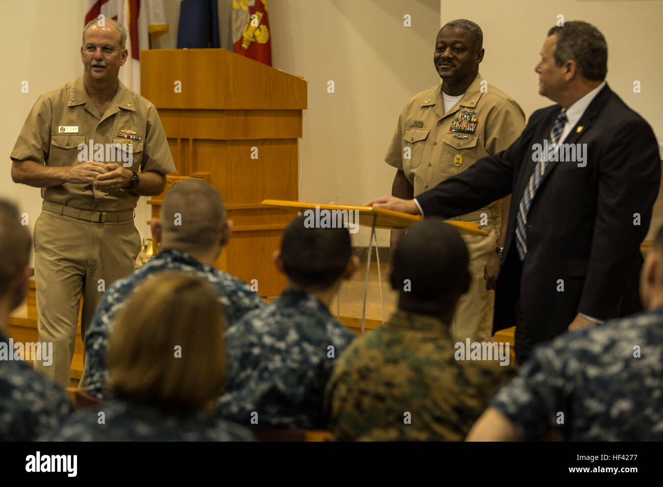 De gauche à droite, l'arrière de l'US Navy Adm. Bruce A. Gillingham, commandant du Commandement de la Marine à l'ouest de la médecine, Master Chief Osée Smith, chef principal de commande de médecine de la Marine à l'Ouest, et M. Andrew Jones, directeur de l'ensemble des Forces canadiennes Bureau de médecine et chirurgie, réponses aux questions des marins au Marine Corps Air Station Iwakuni, Japon, le 22 juin 2016. Au cours de sa visite Gillingham a tenu des discussions avec la direction de marins de la Robert M. Casey et médecine clinique dentaire, a remis des prix et des pièces pour les membres du personnel, s'est entretenu avec le colonel du Corps des Marines américain Robert C. Boucher, commandant de la station, le Colonel Daniel Shipley Banque D'Images