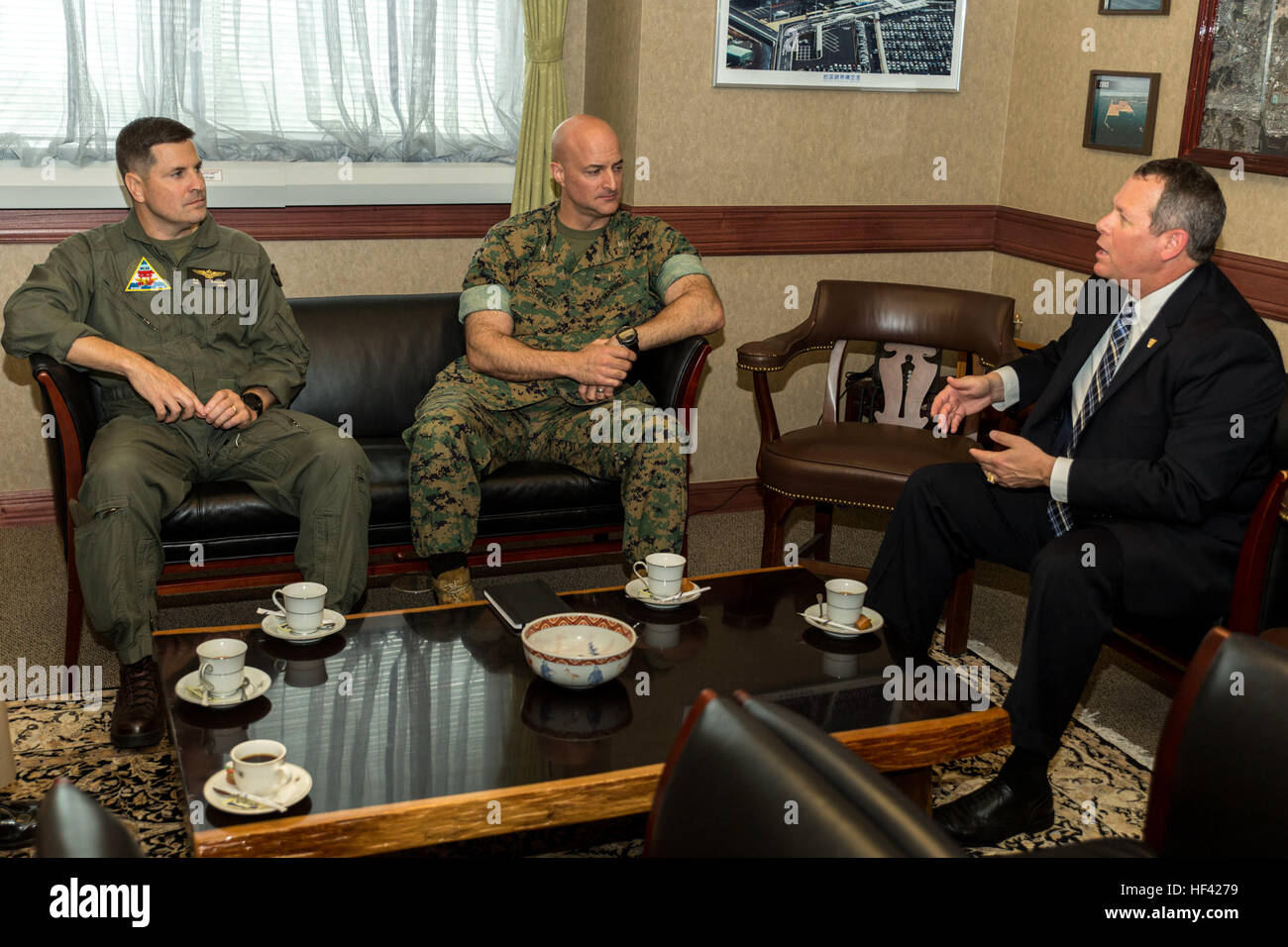 M. Andrew Jones, directeur de l'ensemble des Forces canadiennes Bureau de médecine et chirurgie, à droite, l'adresse, le colonel du Corps des Marines américain Robert C. Boucher, Marine Corps Air Station Iwakuni commandant, à gauche, et le Colonel Daniel Shipley, Marine Aircraft Group 12 commandant dans le MCAS Iwakuni, 22 juin 2016. Au cours de sa visite Jones et U.S. Navy Adm arrière. Bruce A. Gillingham, commandant de la médecine de la Marine à l'Ouest, ont participé à une discussion de leadership avec les marins de la Robert M. Casey et médecine clinique dentaire, a remis des prix et des pièces pour les membres du personnel, s'est entretenu avec Boucher et Shipley, et est allé(e) à déjeuner avec le Banque D'Images