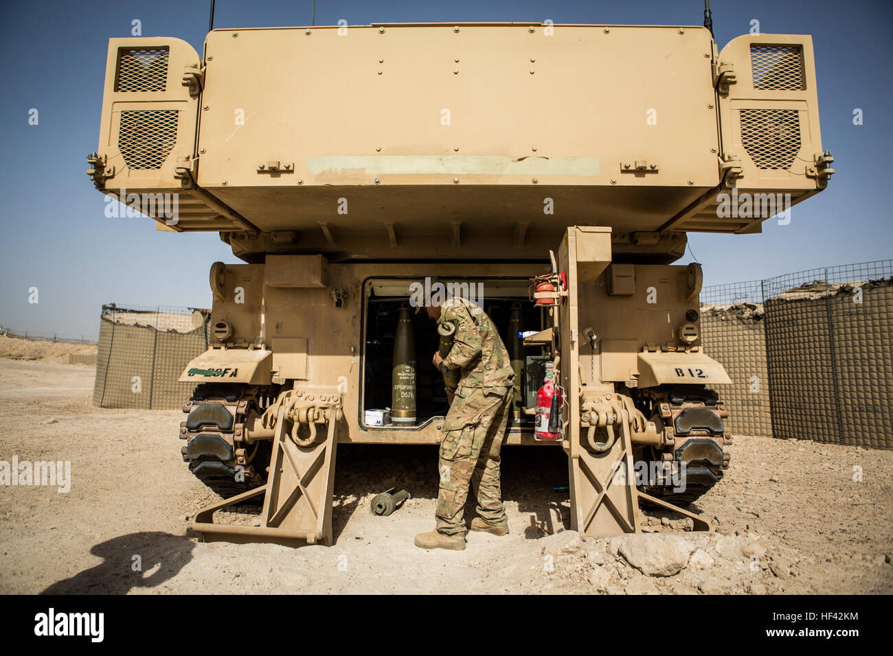 Les soldats de l'armée américaine avec la Batterie C, 4e Bataillon, 1e Régiment d'artillerie, 1re Division blindée, Task Force Al Taqaddum, effectuer le réapprovisionnement d'un M109A6 Paladin d'artillerie obusier avec après une mission de tir à Al Taqaddum Air Base, l'Iraq, le 27 juin 2016. Les grèves ont été menées à l'appui de l'opération, l'opération résoudre inhérent visant à éliminer l'État islamique d'Irak et du Levant, et la menace qu'ils représentent pour l'Irak, la Syrie et l'ensemble de la communauté internationale. La destruction de cibles ISIL en Iraq limite encore plus la capacité du groupe à la terreur et à la conduite de projet oper Banque D'Images