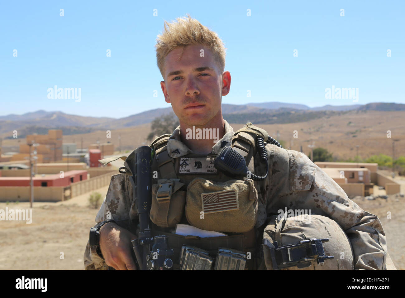 Le Corps des Marines. Samuel D. Stein avec 3e Bataillon, 5e de Marine rejoint le Corps des Marines pour voir plus de monde que juste sa ville natale d'El Paso, au Texas. Il a dit qu'il avait besoin d'un but plus élevé et voulait faire quelque chose de plus avec sa vie. Stein est l'un des nombreux membres de services participant à l'exercice Rim of the Pacific en Californie du sud et à Hawaii le 30 juin - 4 août 2016. Vingt-six nations, plus de 40 navires et sous-marins, plus de 200 avions et 25 000 personnes participent à l'EXERCICE RIMPAC du 30 juin au 4 août, dans et autour des îles Hawaï et du sud de la Californie Banque D'Images