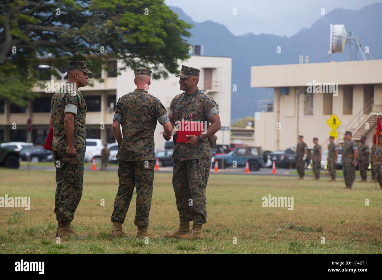 MARINE CORPS BASE HAWAII - Le Colonel Carl E. Cooper, le commandant du 3e Régiment de Marines, présente le lieutenant-colonel Quintin Jones, le commandant sortant pour 1e Bn., 3ème Marines, avec une Médaille du service méritoire au 1er Bataillon, 3e Régiment de Marines cérémonie de passation de commandement tenue au Square Dewey Base du Corps des marines à bord de New York, le 22 juillet 2016. Le lieutenant-colonel Jérémie Salame, le nouveau commandant du 1er Bataillon, 3ème Marines, soulagé que le lieutenant-colonel Jones, après que Jones a siégé pendant quatre ans comme 1er Bn., 3ème Marines' commandant. La cérémonie de passation de commandement représente un transfert d'au Banque D'Images