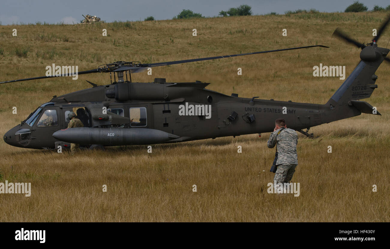 La CPS. Timothy Jackson, journaliste à la 115e Détachement des affaires Public Mobile, la Garde nationale de l'Oregon, prend des photos d'un UH-60 Blackhawk avec l'entreprise C, 3e Bataillon, 501e Régiment d'aviation au cours de Sabre 2016 au Guardian Forces terrestres roumaines Centre d'instruction au combat de Cincu, la Roumanie, le 30 juillet. Saber Guardian 2016 est un exercice militaire multinationale impliquant environ 2 800 militaires provenant de 10 pays y compris l'Arménie, Azerbaïdjan, Bulgarie, Canada, Géorgie, Moldova, Pologne, Roumanie, l'Ukraine et les États-Unis Les objectifs de cet exercice sont de construire des multinationales, regio Banque D'Images