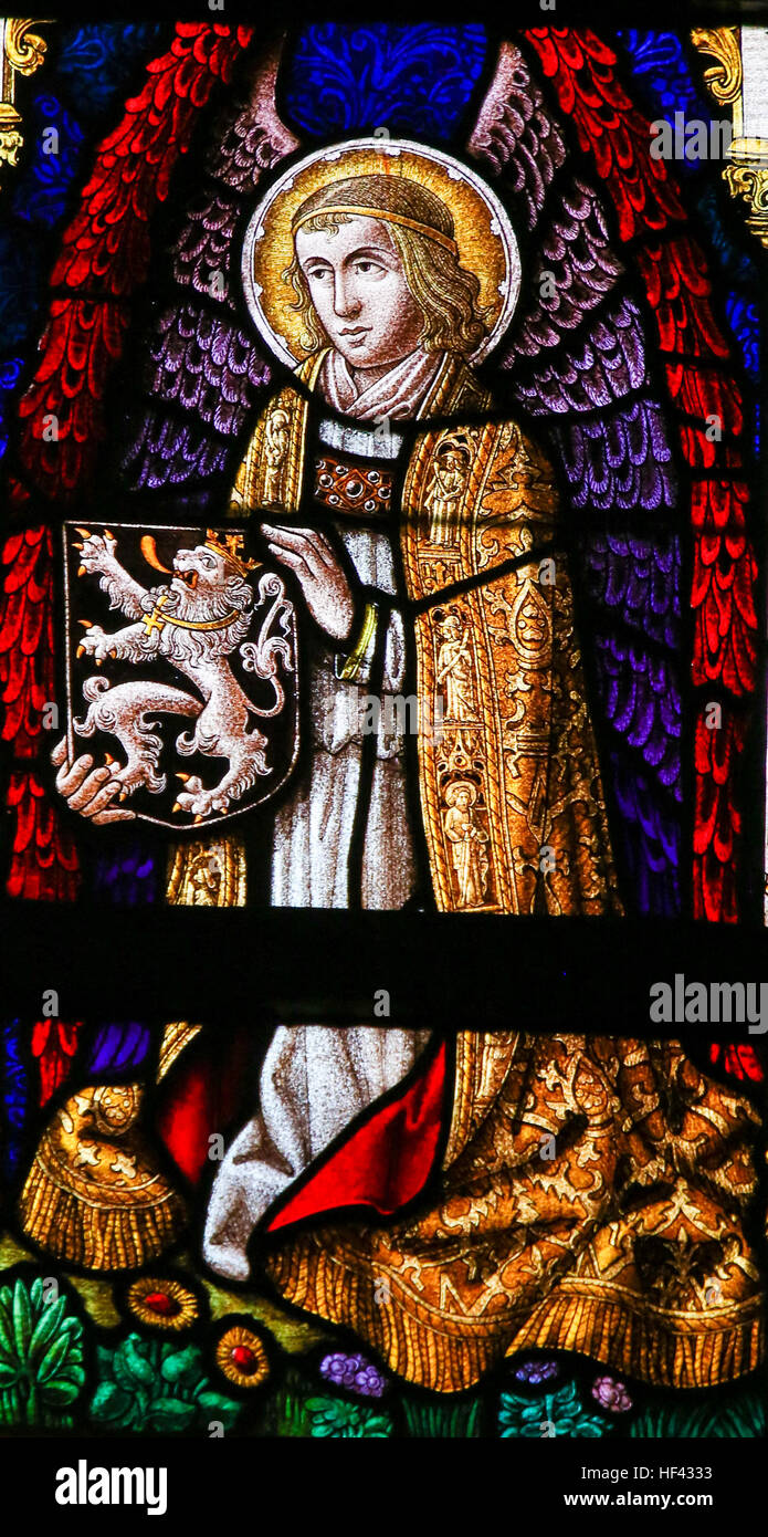 Vitrail représentant un ange tenant le Lion Flamand dans la Cathédrale Saint-Bavon de Gand, en Flandre, Belgique. Banque D'Images