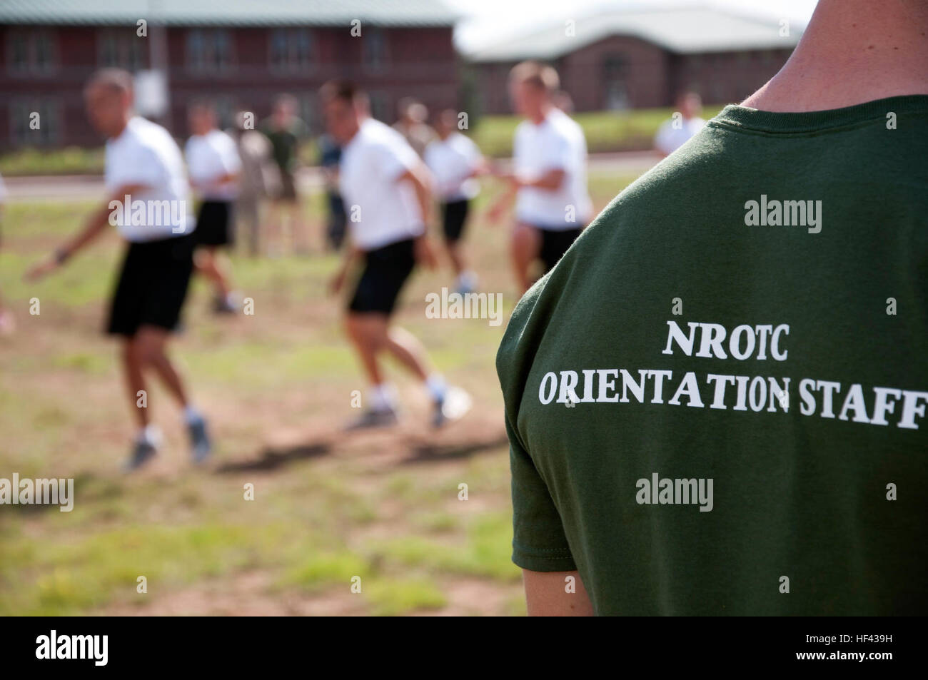 NAVAJO CAMP, Arizona (Aug. 13, 2016) - L'Aspirant de John Crepea, un étudiant chef d'équipe avec l'Université de l'Arizona Naval Reserve Officers Training Corps aide à superviser l'unité, l'aspirant de près de 90 candidats sont ils sont introduits à l'entraînement physique, le 13 août 2016, dans le cadre de la nouvelle orientation Étudiante au Camp de formation, Navajo en Arizona. La semaine de formation de l'ONS a eu lieu du 12 au 19 août à la fois, l'Arizona, Navajo camp aux côtés de deux autres unités, et de l'université NROTC à l'Université de l'Arizona à Tucson, Arizona. La formation régionale a été le premier du genre à l'évolution Banque D'Images