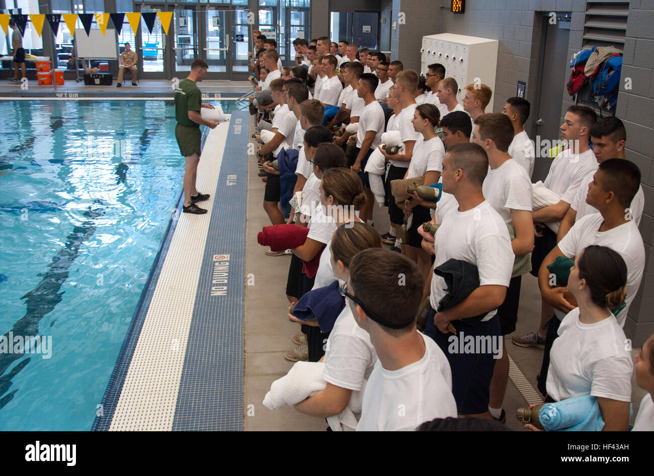 FLAGSTAFF, Arizona (août 14, 2016) -- l'Aspirant de candidats de trois officiers de réserve de la Marine Corps Formation recevoir un briefing sur les techniques de natation requis avant d'entrer dans la piscine de l'université Northern Arizona d'essayer leurs qualifications de natation, le 14 août 2016, à Flagstaff, Arizona, dans le cadre de la nouvelle formation d'orientation des élèves. La semaine de formation de l'ONS a eu lieu du 12 au 19 août, avec la moitié de Flagstaff combiné aux côtés des candidats de première année de l'Université du Nouveau-Mexique et Arizona State University NROTC, unités et la seconde moitié à l'Université de l'Arizona dans Banque D'Images